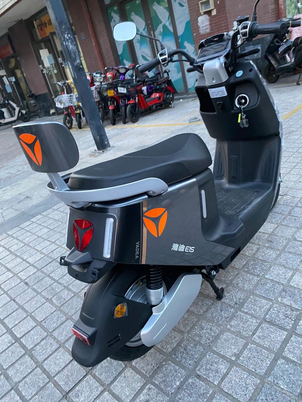 60v雅迪爆款e1s特价2799元 60v20a超威石墨烯电池.