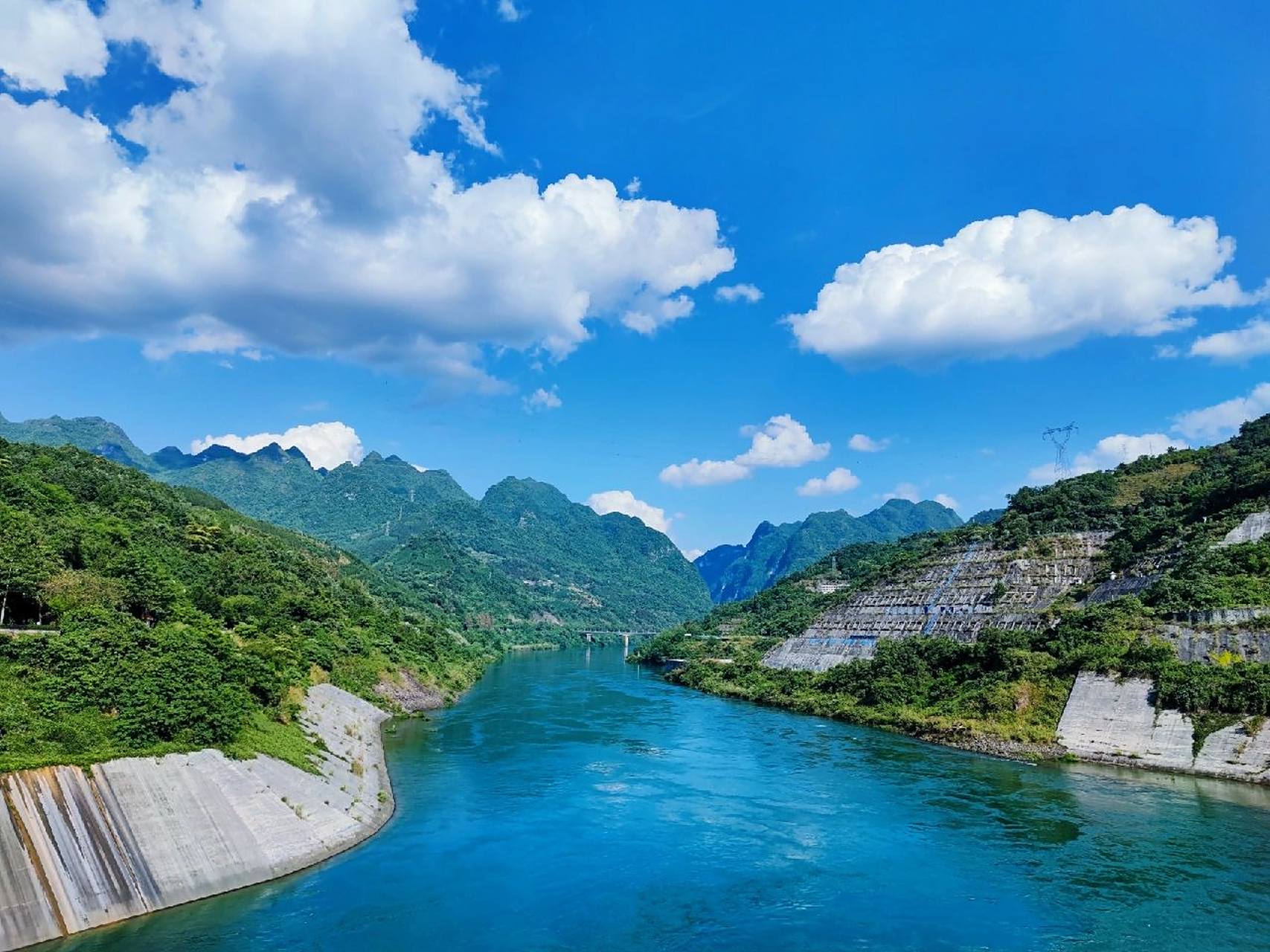 峡谷中的县城 广西河池天峨县 龙滩大峡谷 今天推荐一个仙境般的小县