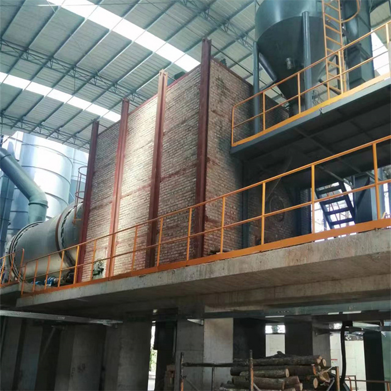 沸腾炉又称流化床焙烧炉,沸腾炉通常是一种垂直的加热设备,底部进料