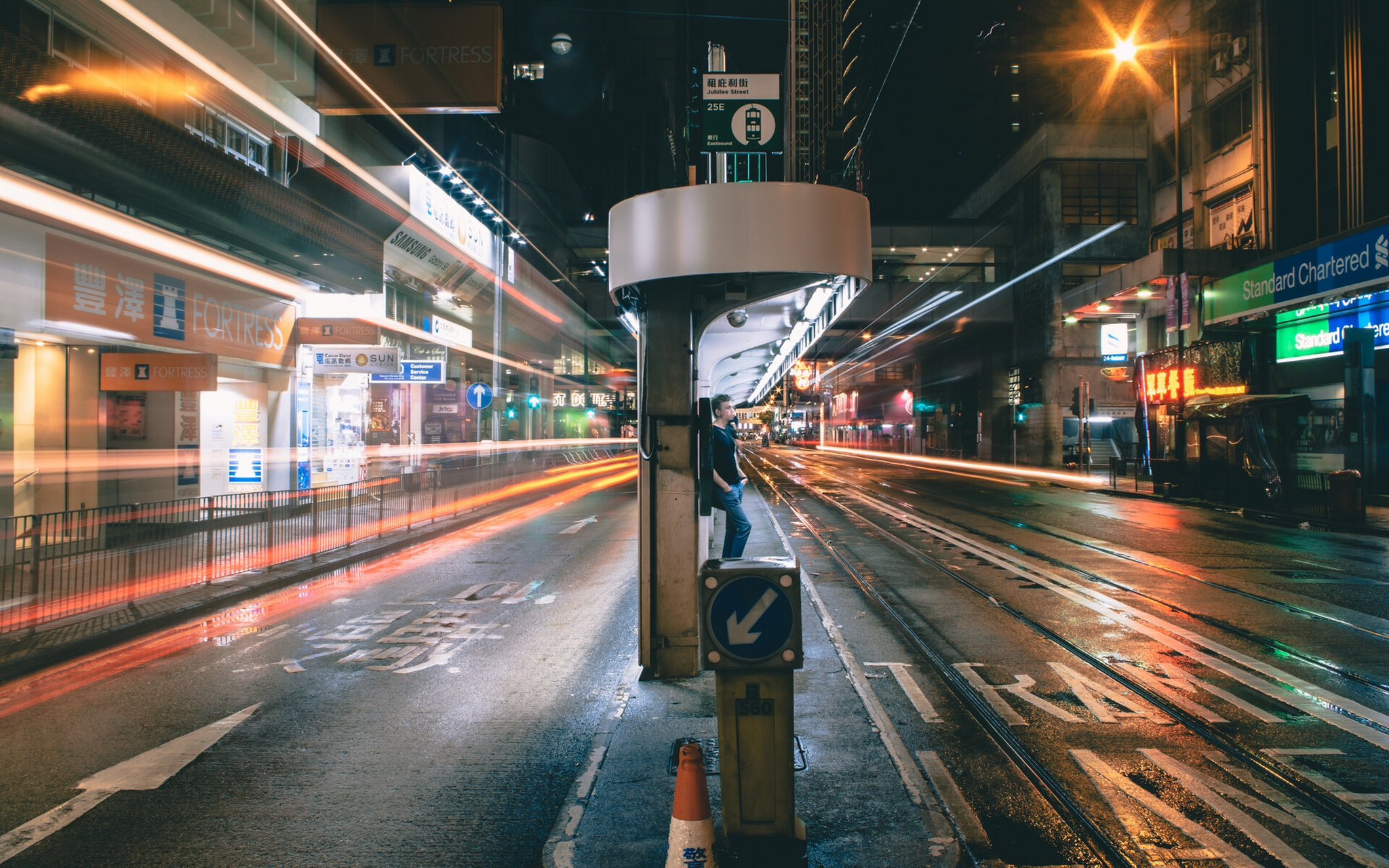 99香港街拍 | 中环入夜后的霓虹灯与车流 路灯车