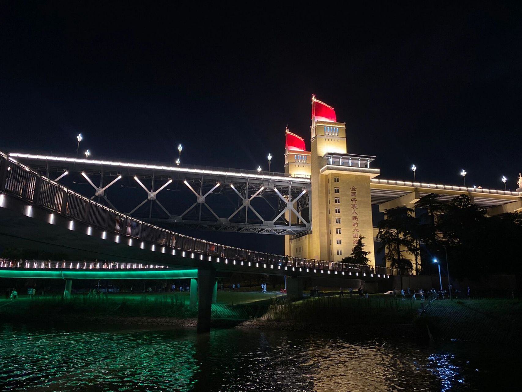 南京长江大桥玻璃栈道 原来,夜晚的江边这么美