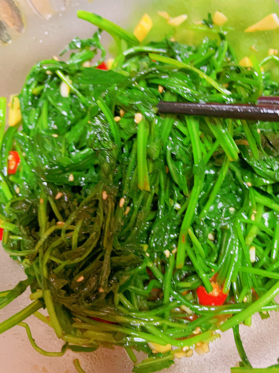 凉拌芝麻菜 那叫一个香 芝麻菜又叫火箭菜,臭菜,喜欢的人很喜欢,不