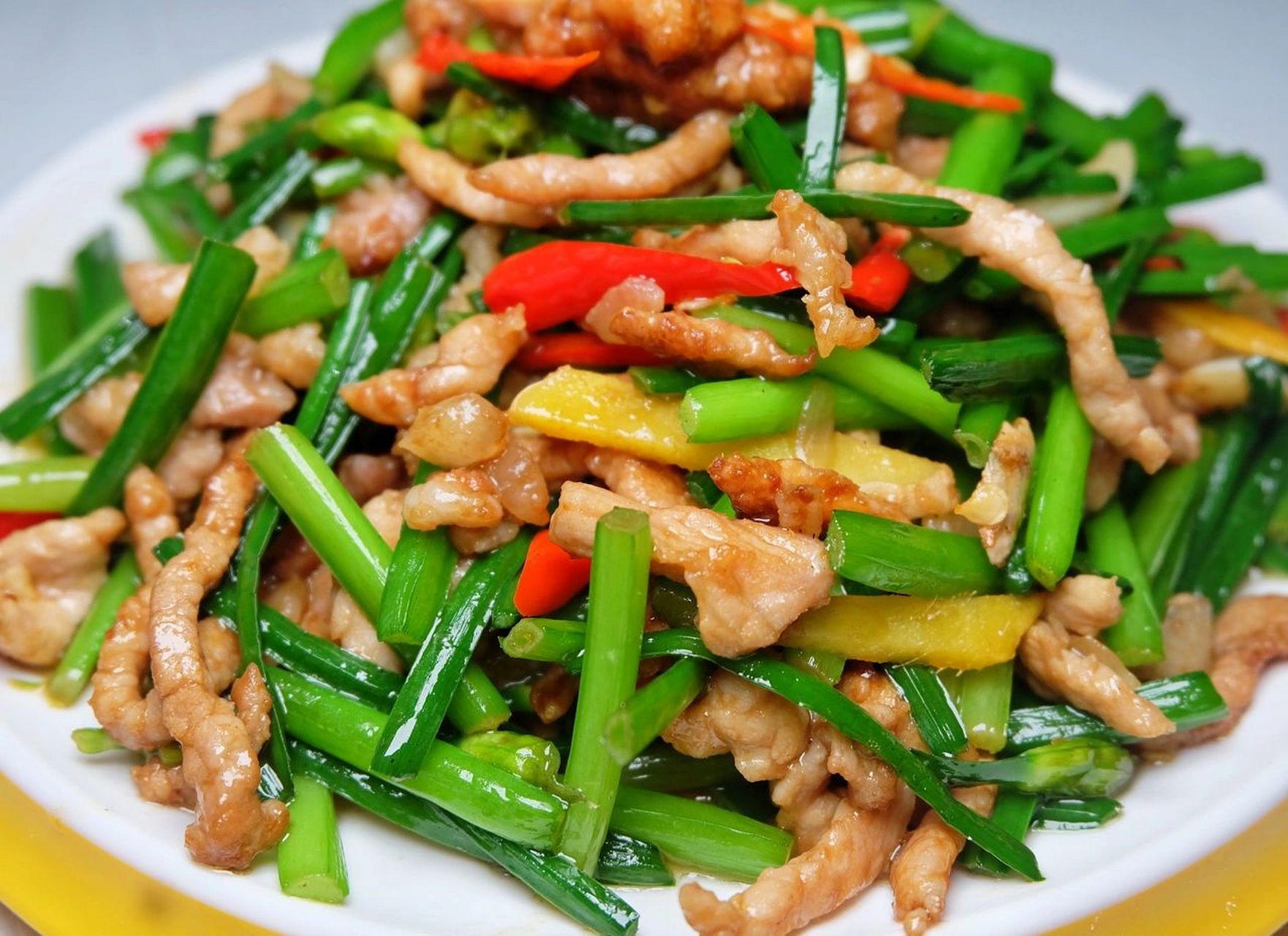 炒肉丝绝绝子7515 96食材:韭菜花,肉丝,小米辣,姜