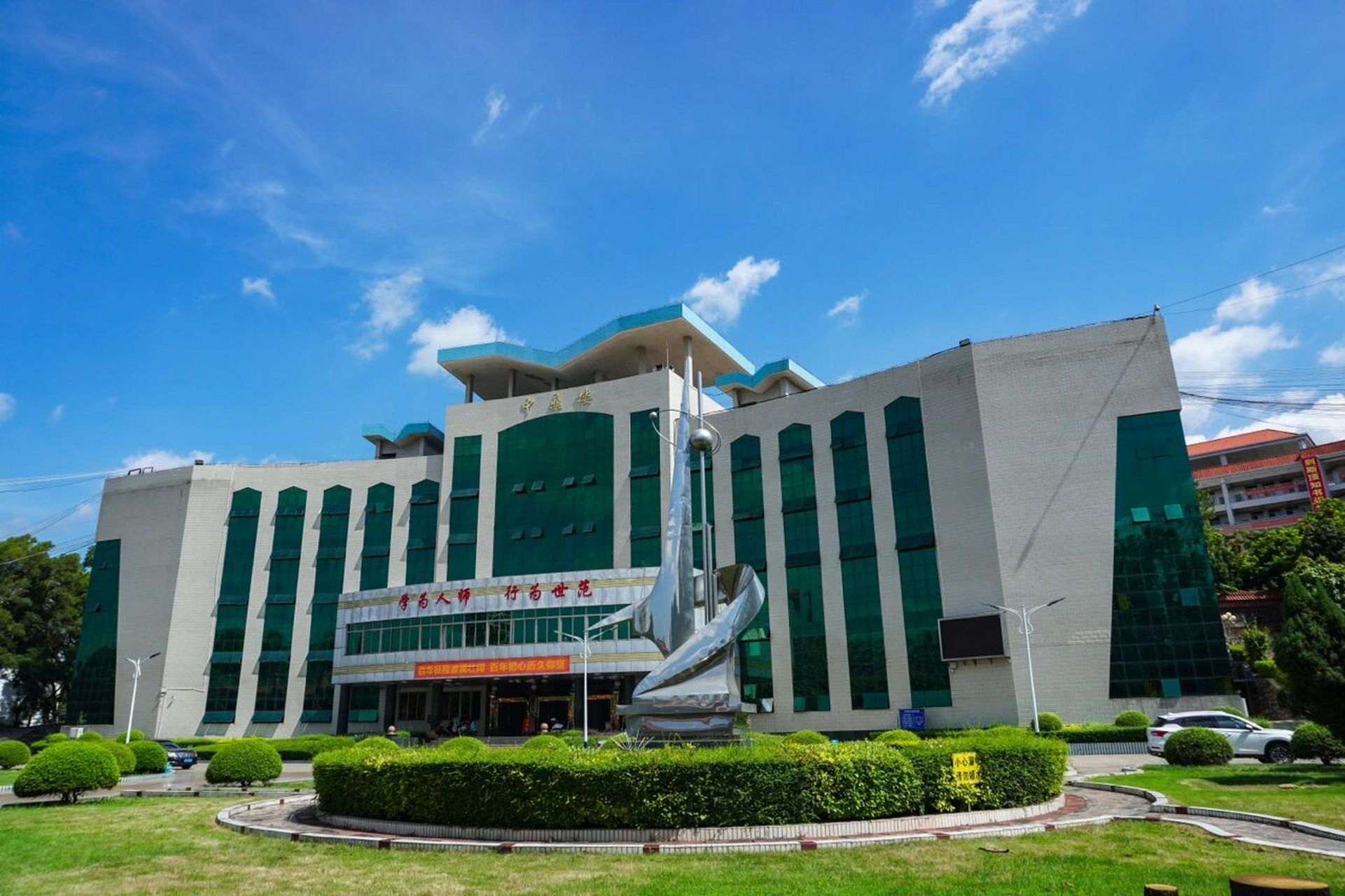 【岑中】 没有一个学校能让 我毕业主动回去看看的, 除了岑溪中学