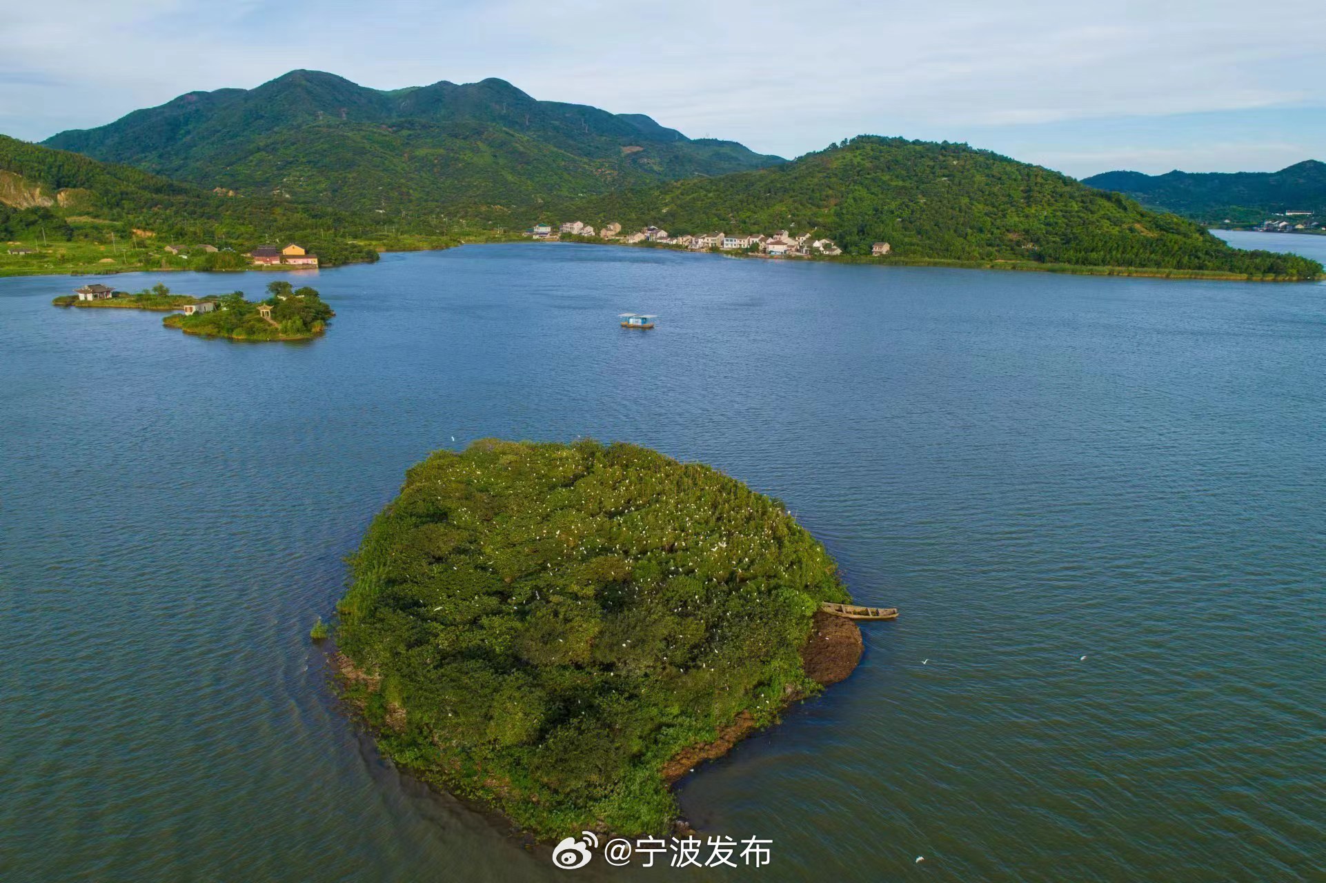 今天傍晚,宁波发布特约摄影师成文波用镜头拍下了慈溪杜湖,这里的风景