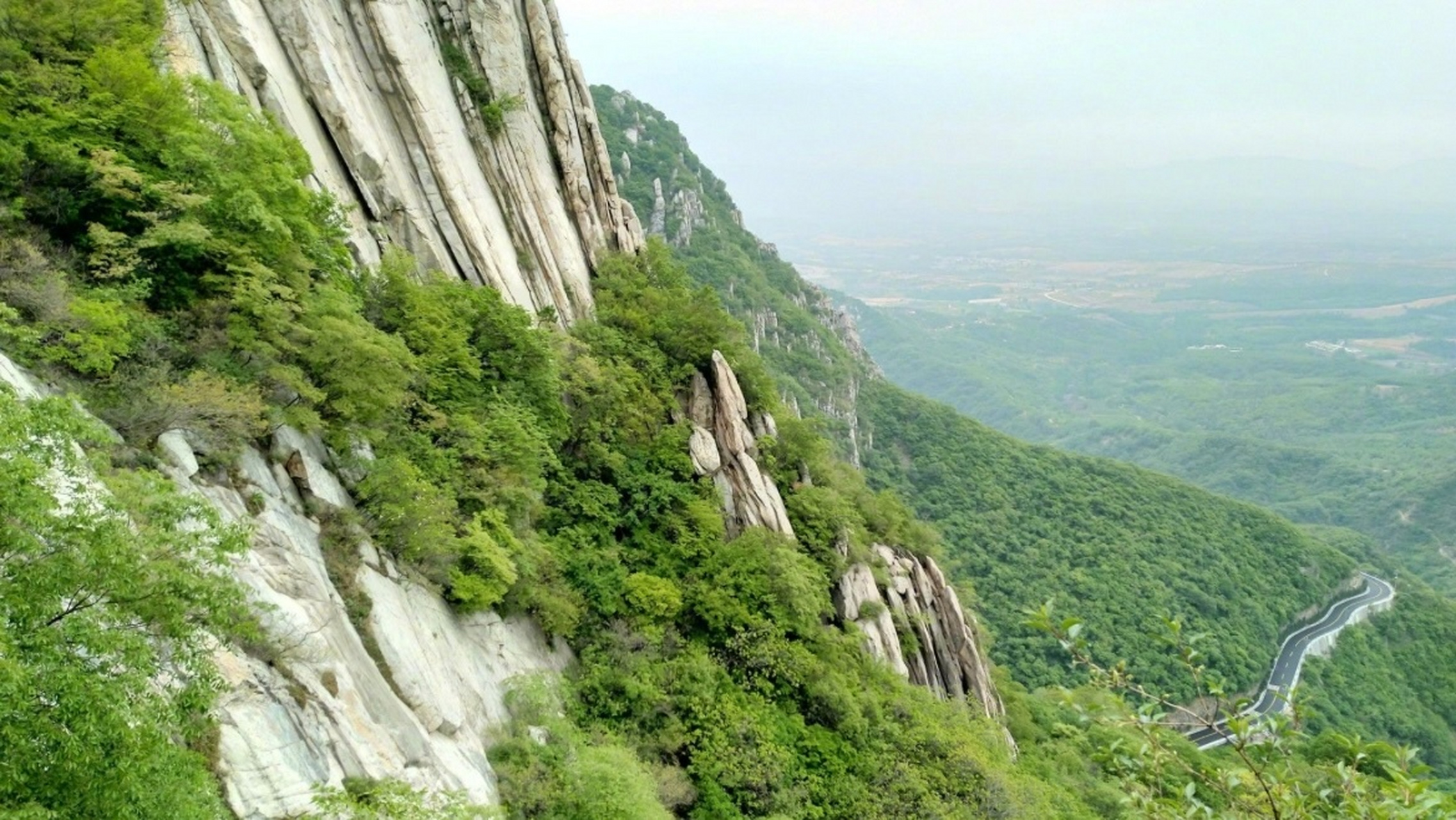 攻略上新拥有36亿年的嵩山山脉,保留着"五代同堂"的地质奇观.
