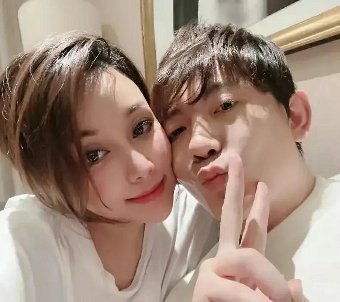 女网友"唯一"和男演员李亭哲撕得火花四溅:男方前脚发出律师函,女方后