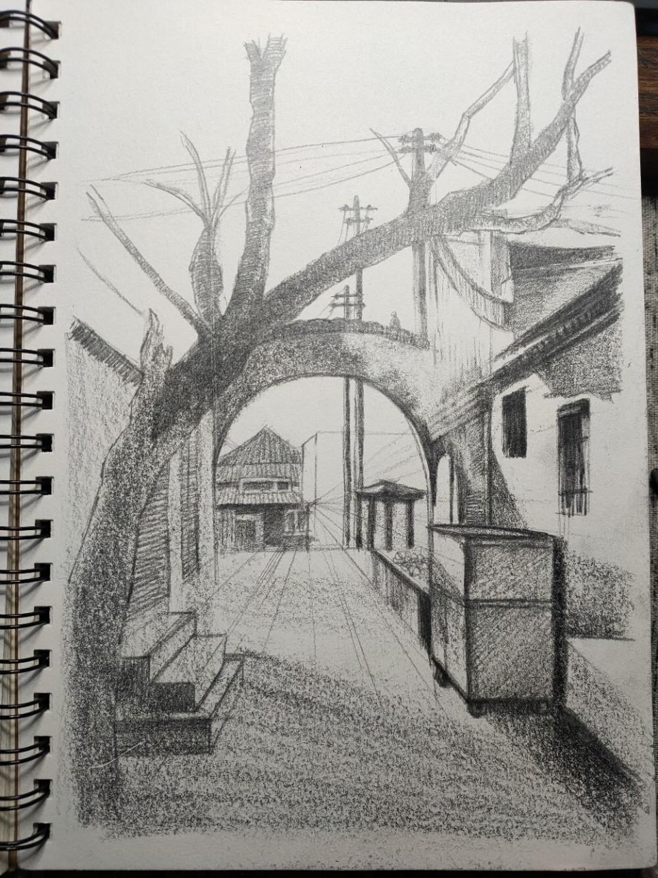 利用一点透视画有纵深感的街景速写 hi,大家好,我是爱#画画# 的春夏