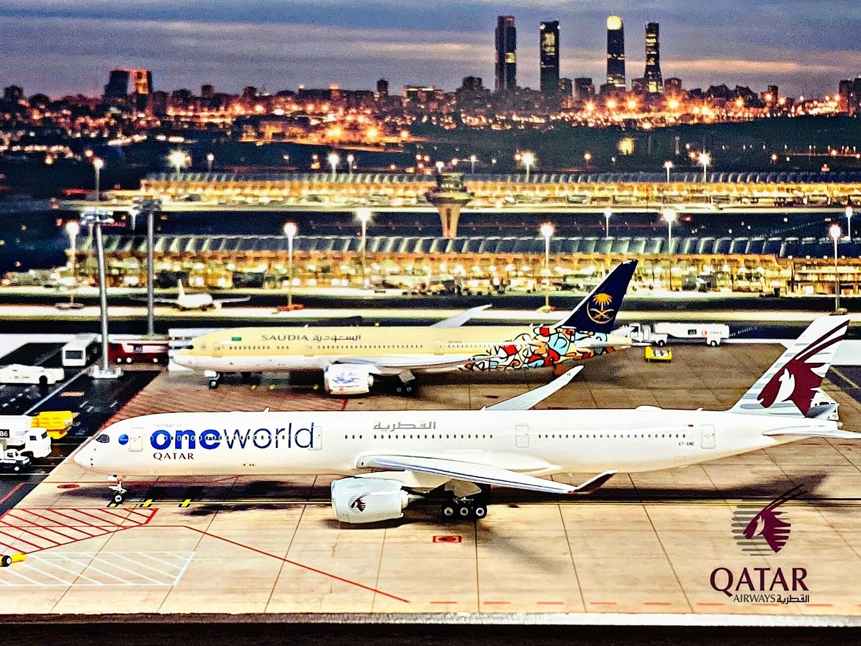 卡塔尔航空a350-1041 注册号:a7-ane 该机为寰宇一家联盟涂装,(多哈