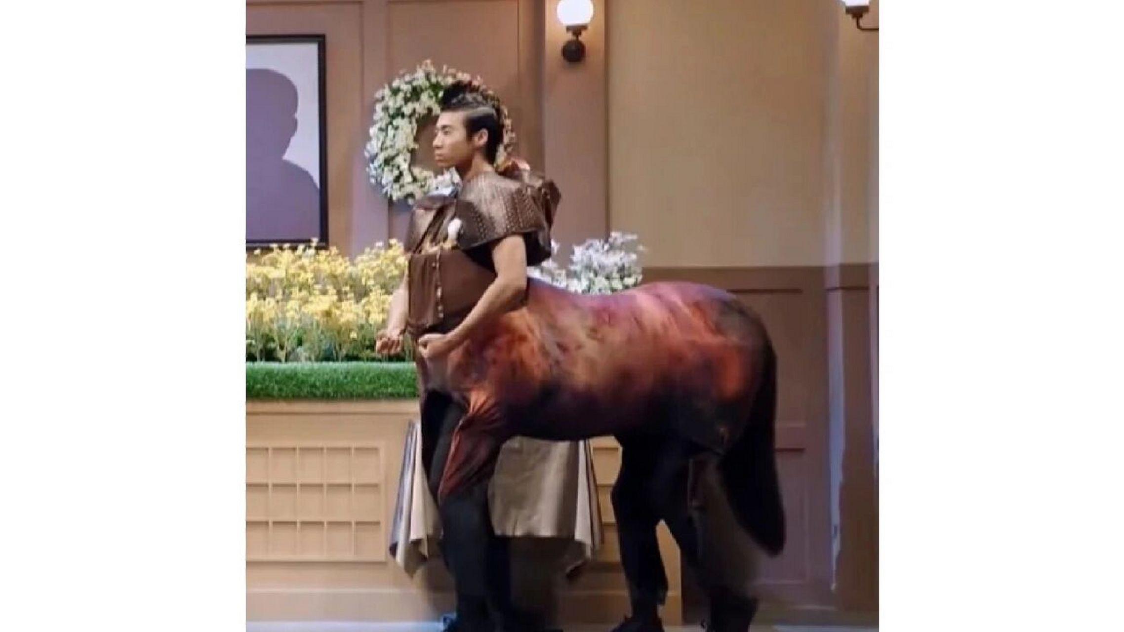 笑死了,逛操场时惊现半人马 脑子里马上开始: 我和你滴父亲相聚在