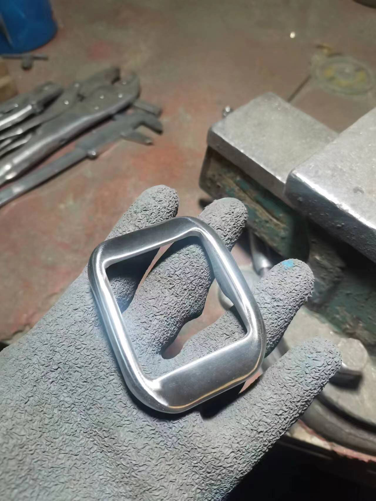 纯手工不锈钢皮带扣的制作小片段 手工皮带扣制作片段.