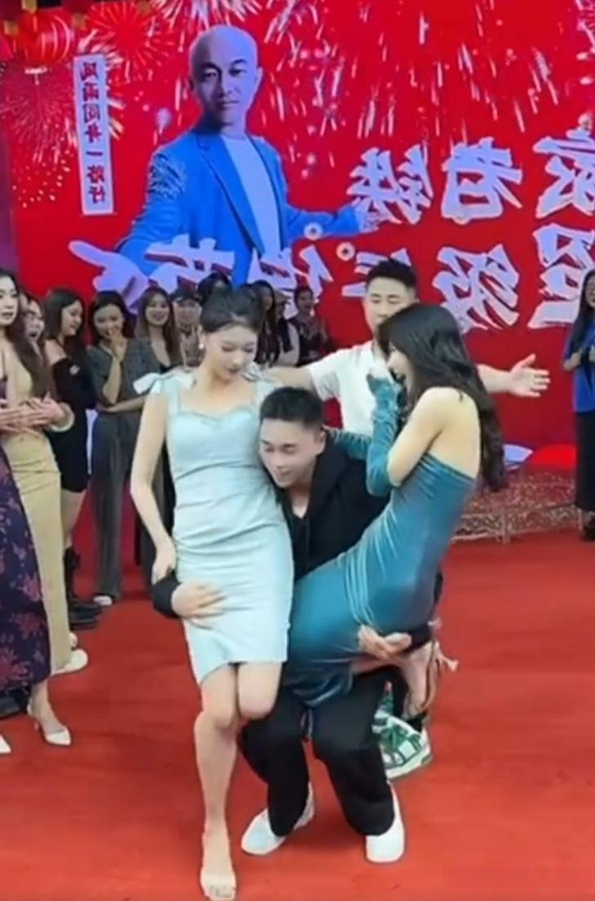 一手托一名美女做蹲起,刘二狗健身没少练 网红主播刘二狗自从与前任"