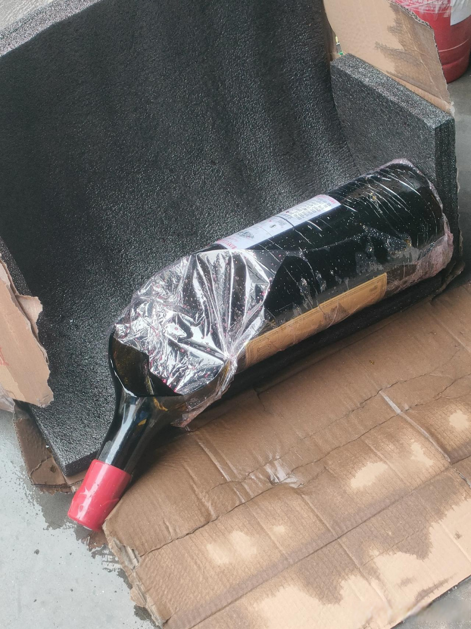 目光四周扫了一下,原来一瓶超大瓶的红酒,碎了,红酒淌了一地,      我