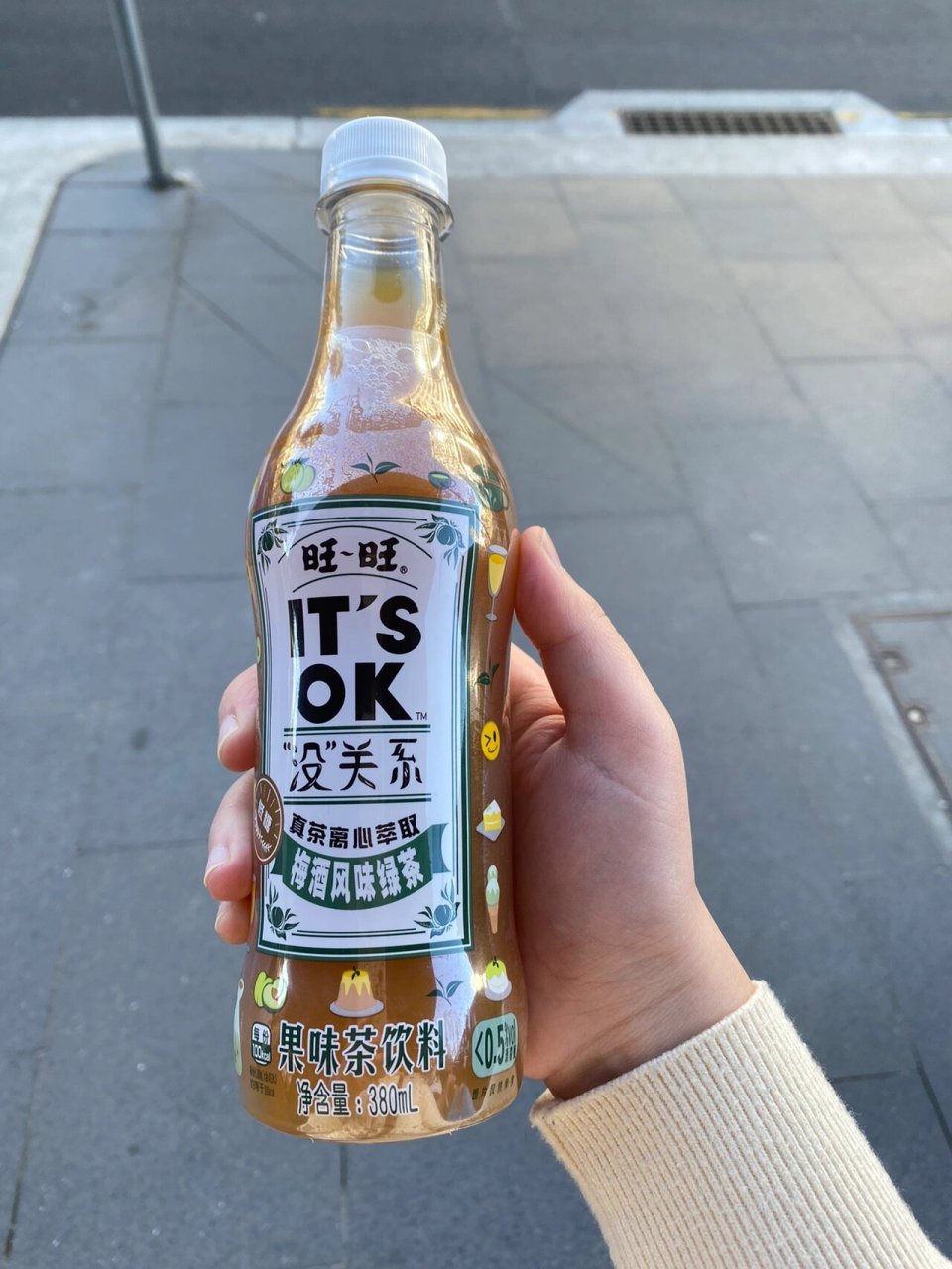 水平 电梯里遇到西装革履的白人教授,我满手拿着麦当劳可乐和牛肉馅饼