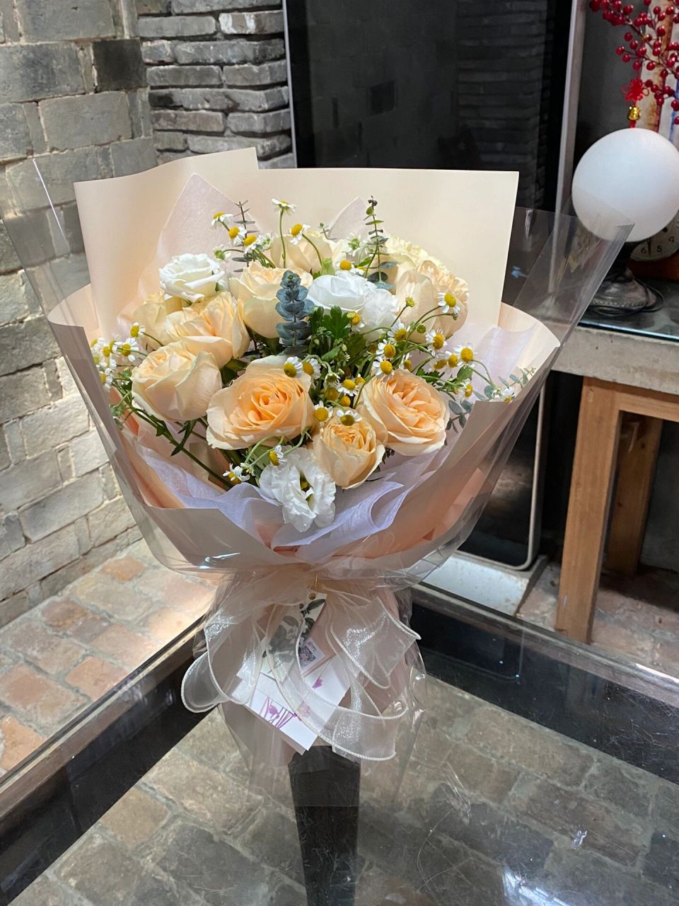 成人礼小花束98香槟玫瑰,洋甘菊,尤加利,白桔梗 女生小花束