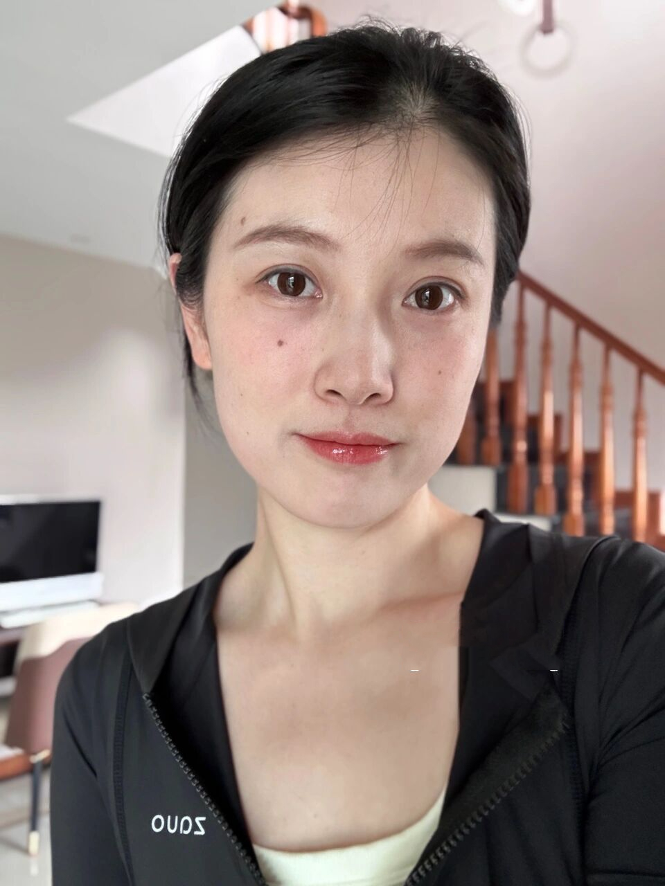 38岁 自然光 原相机自拍 无底妆自拍 	 全脸瑕疵,细节全部放大93