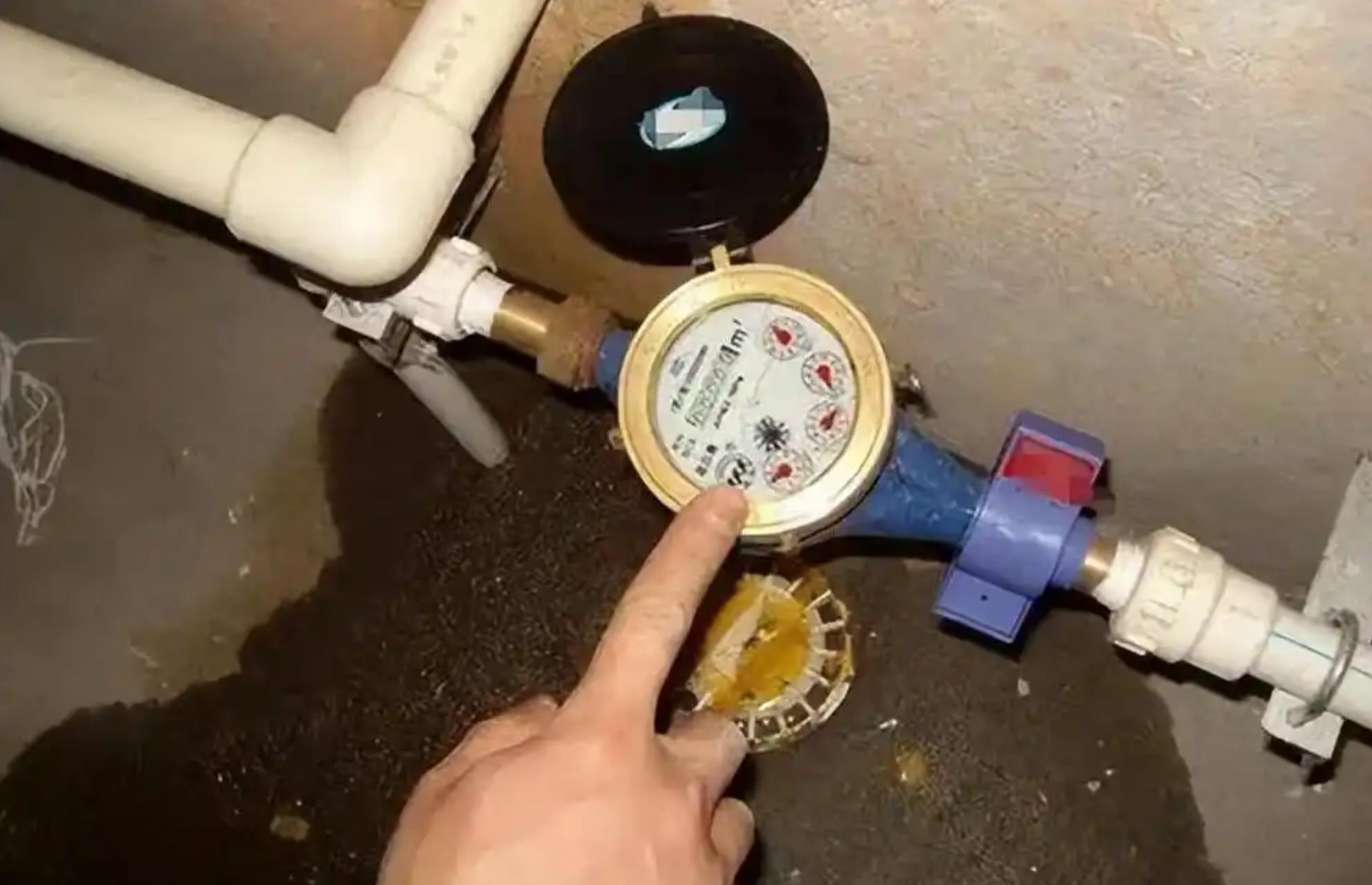 此事件也暴露出物业管理和自来水公司在水表安装,维