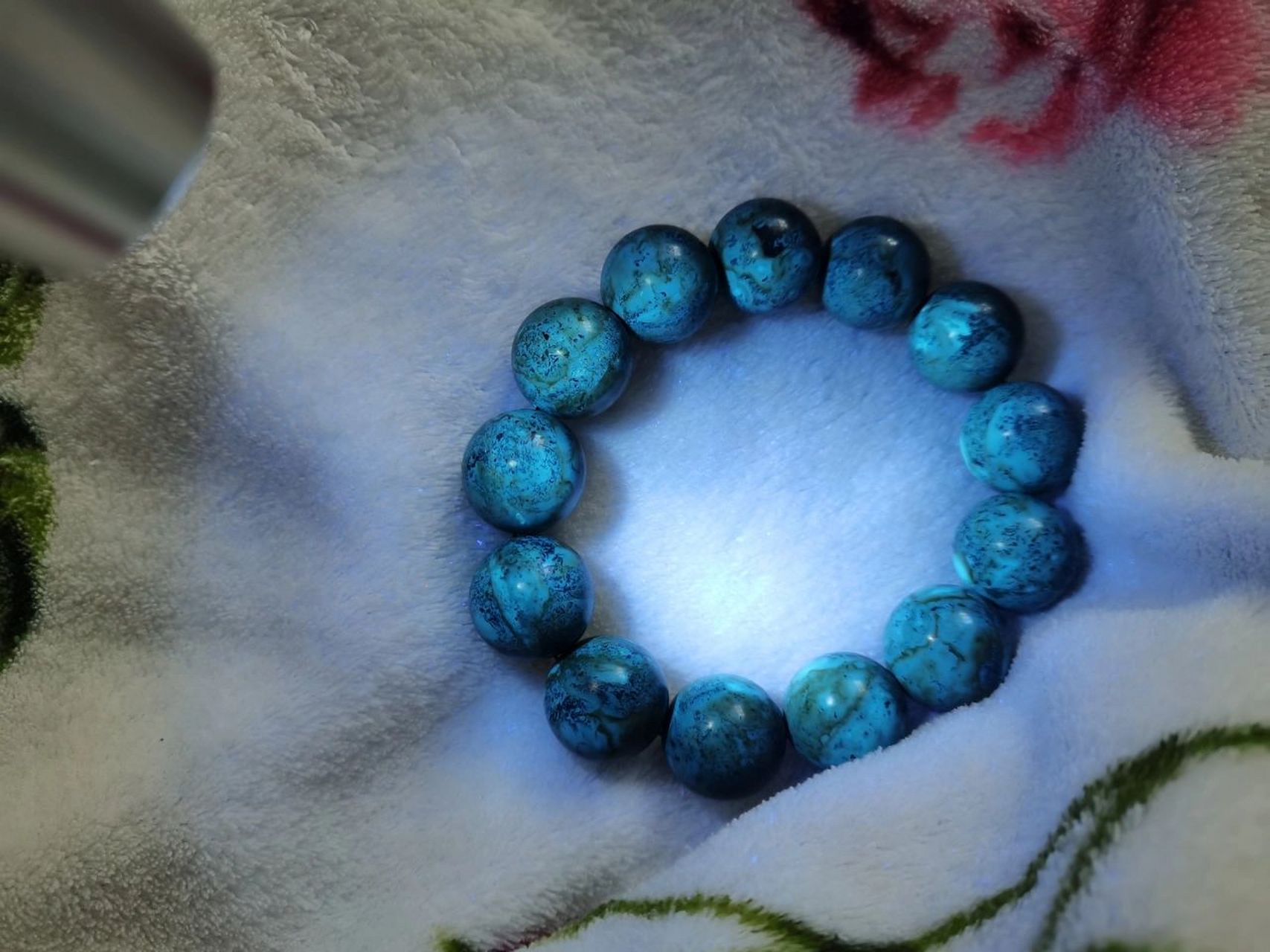 懂得帮看看真假 懂得帮看看真假说是药珀手串,到手的时候是磨砂的,盘