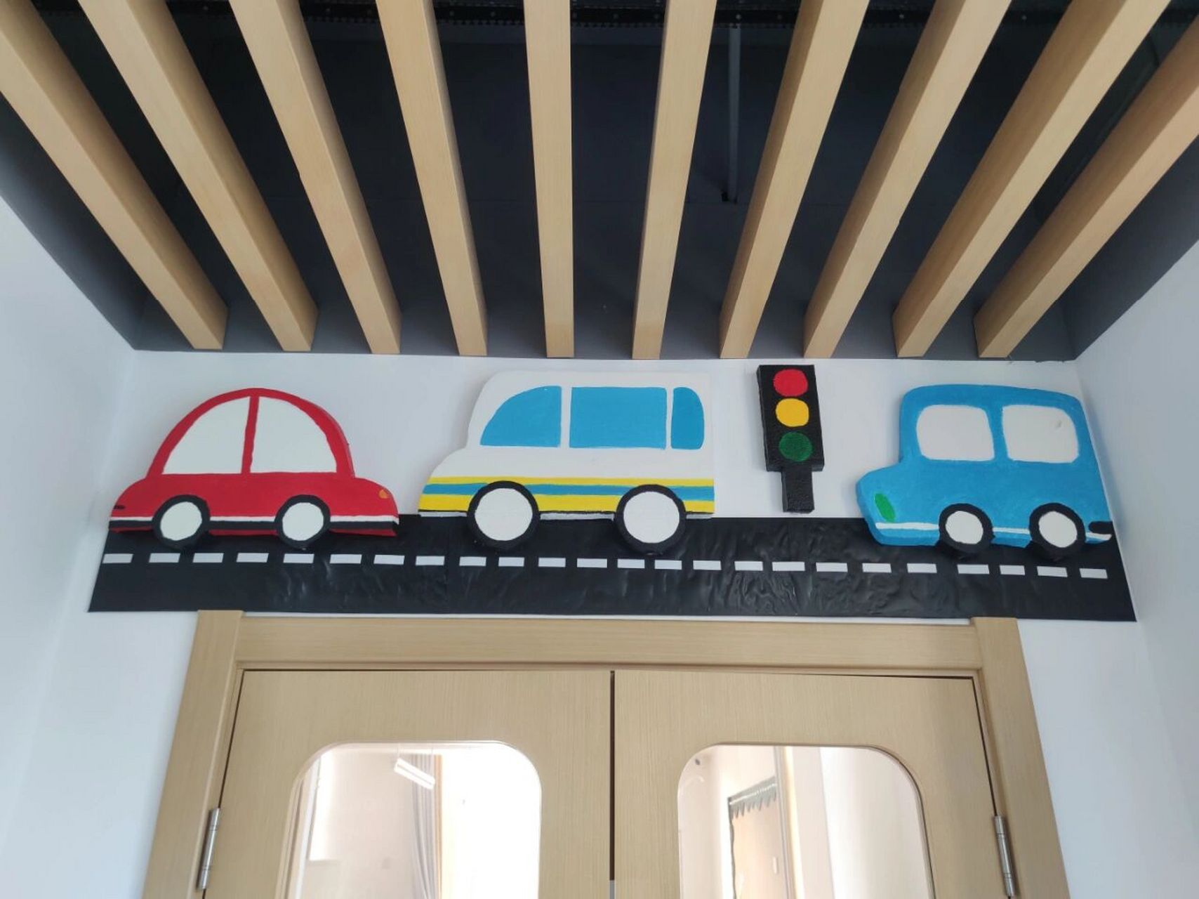 幼儿园教室门头环创  之前发过的幼儿园门头老师们又添加了一些小装饰