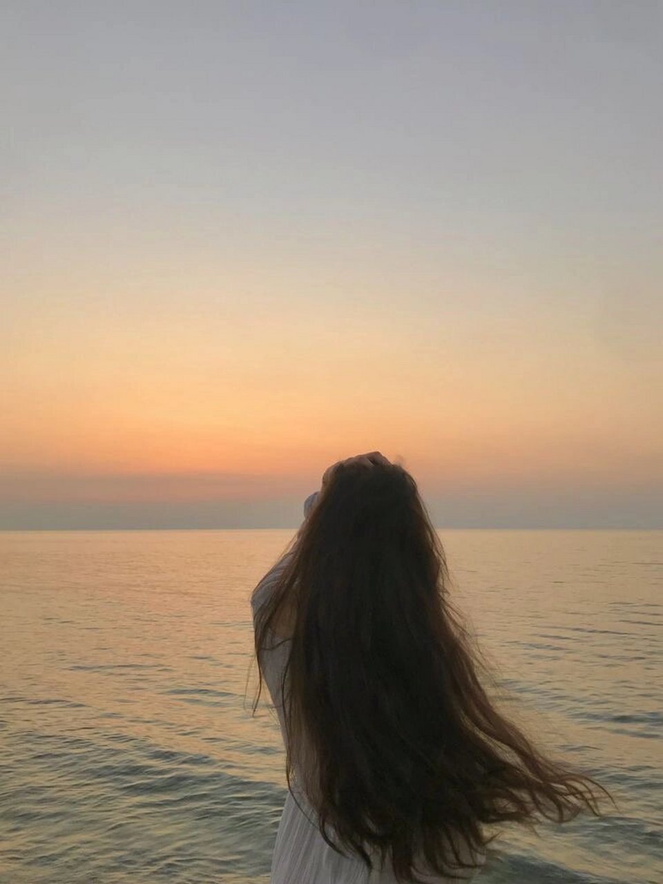 微信头像朋友圈素材女性背影海边 #头像分享# #素材# #每日穿搭