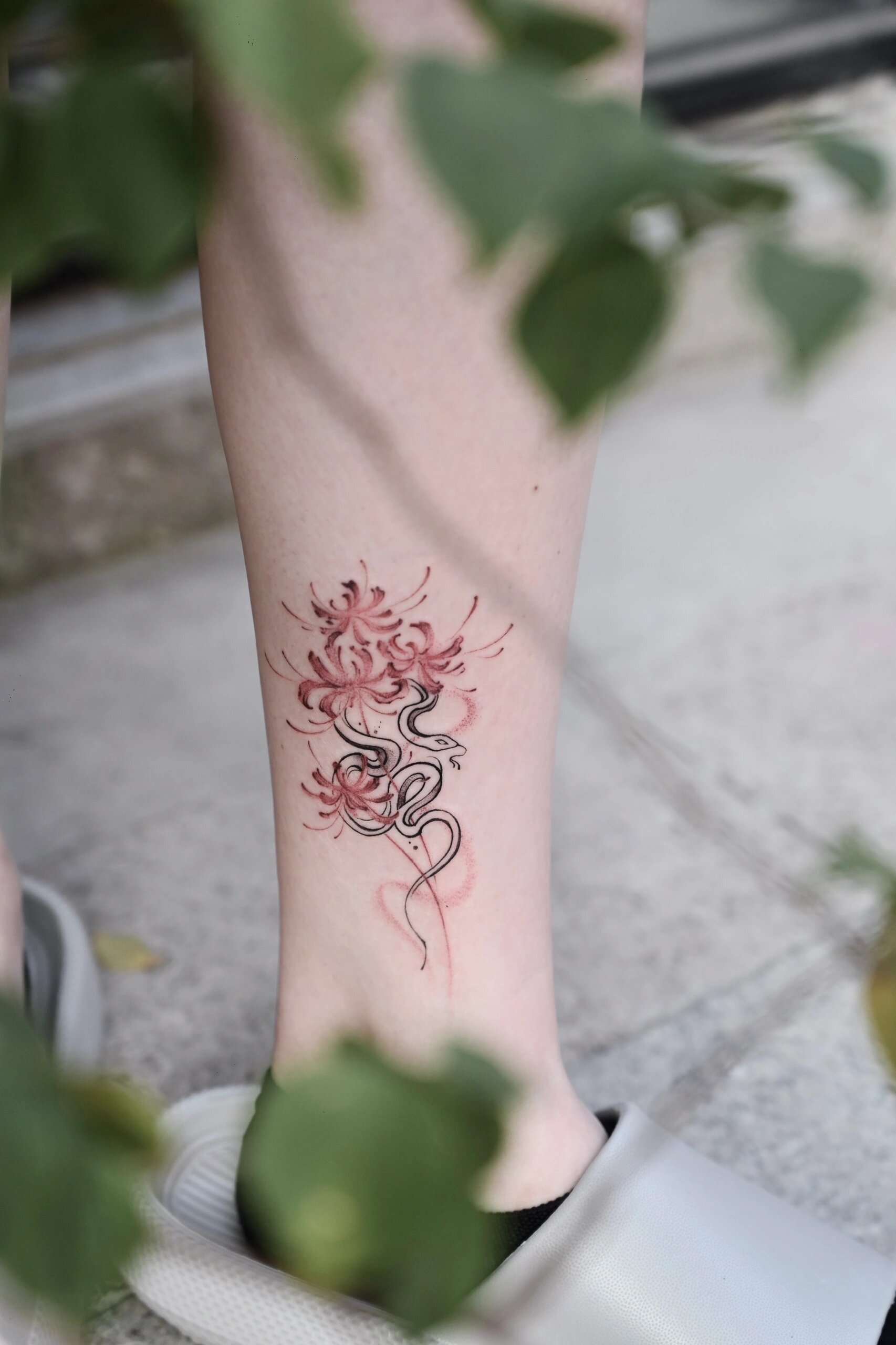 纹身 | 蛇与彼岸花 春分与秋分的时刻称为"彼岸",因为春秋分的时候