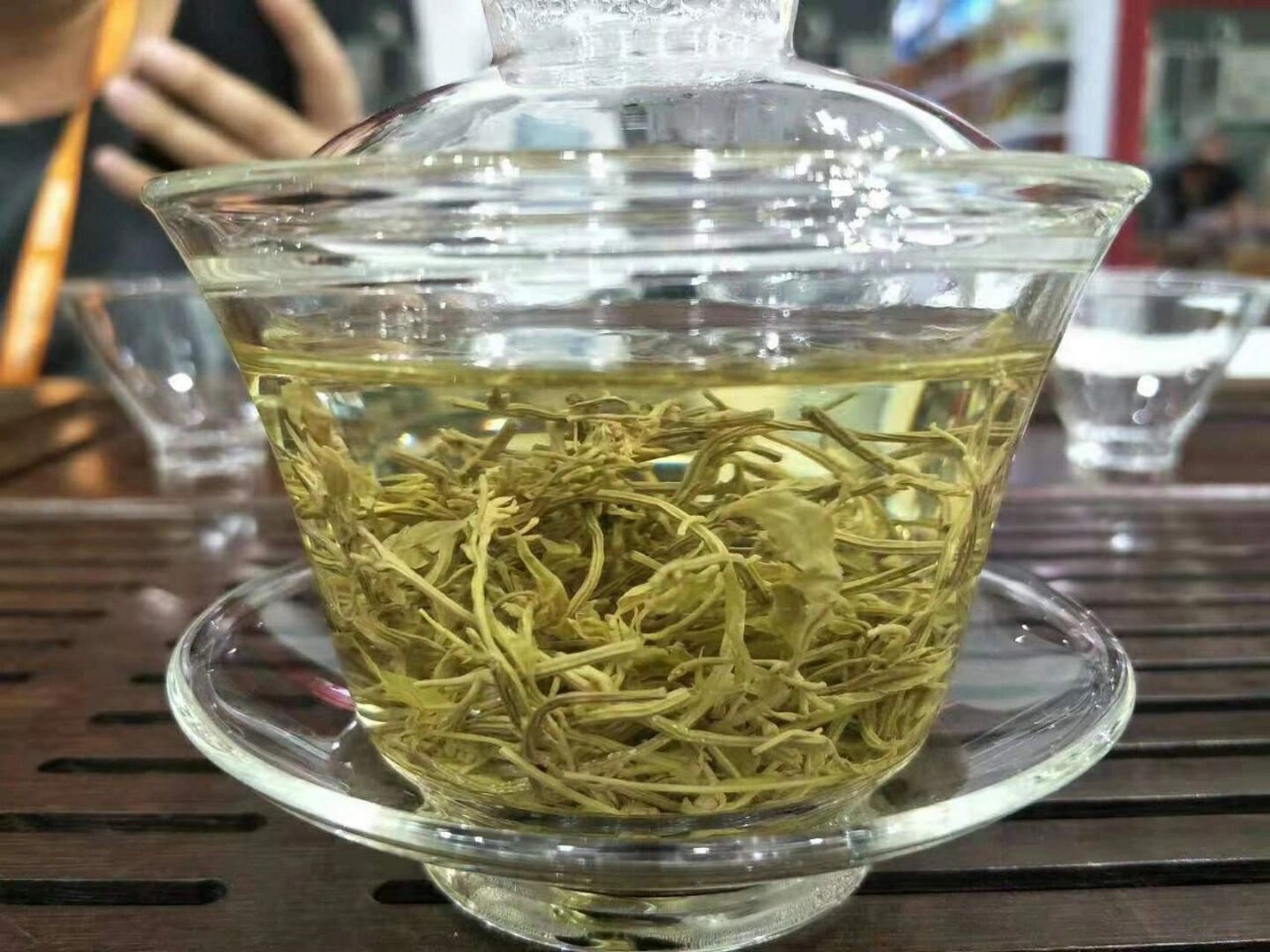 茅岩莓茶中所含的黄酮类化合物二氢杨梅素,有遇热溶解,遇冷析出的