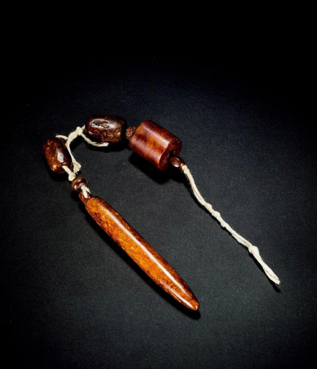 良渚的锥形器,加两颗珠子,就上拍了?这也简单,为啥标明代?