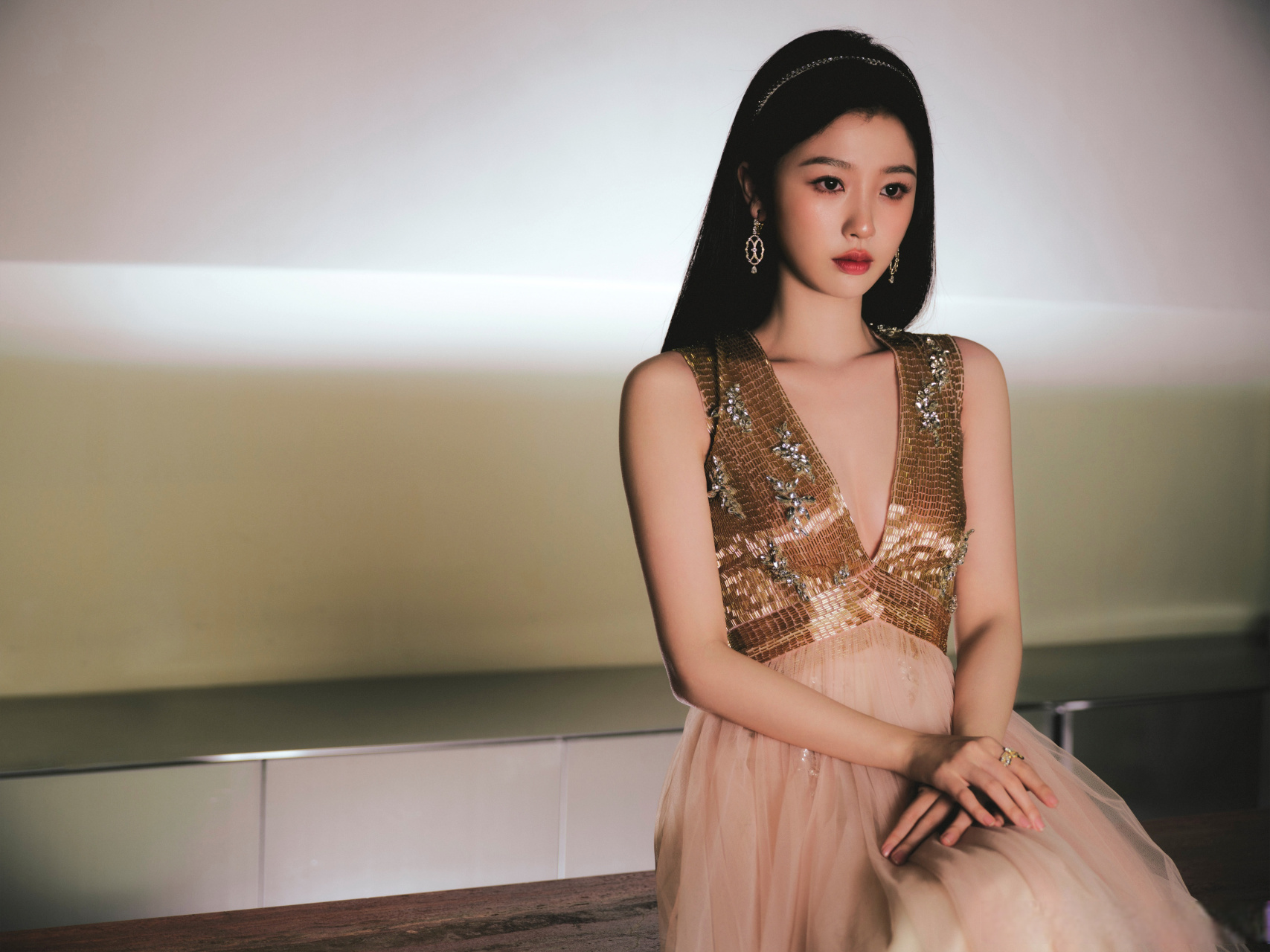 微博之夜红毯造型#  虞书欣esther 在薄纱和闪片之间,礼服裙轻盈的