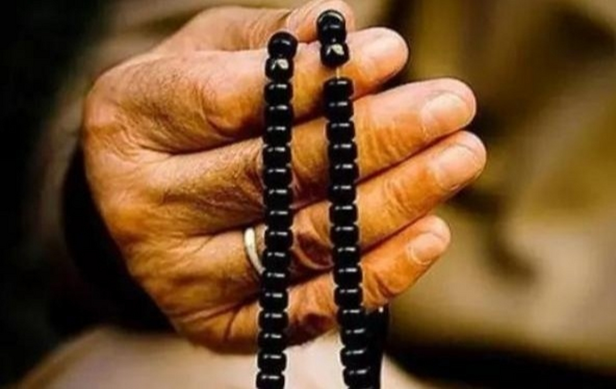 捻珠正确手法 将念珠展开,右手四指下托,念佛或持咒时,从母珠(最大的