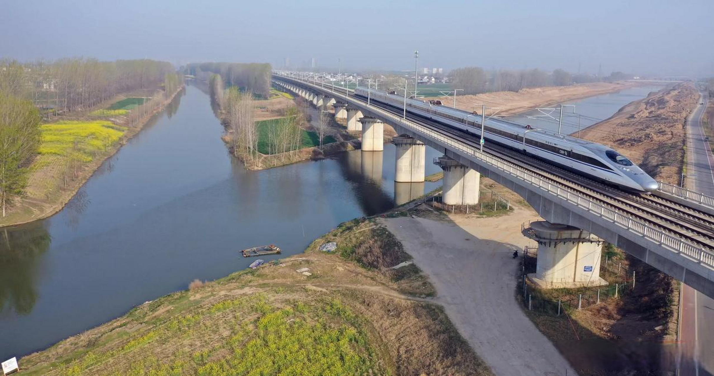 2023年3月29日,一列高铁从郑合高速铁路周口市新运河与流沙河汇流处驶