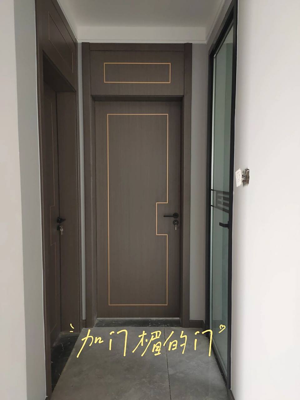 加门楣木门实拍图  没有开门洞,又想加高做一门到顶,那就试试门楣吧