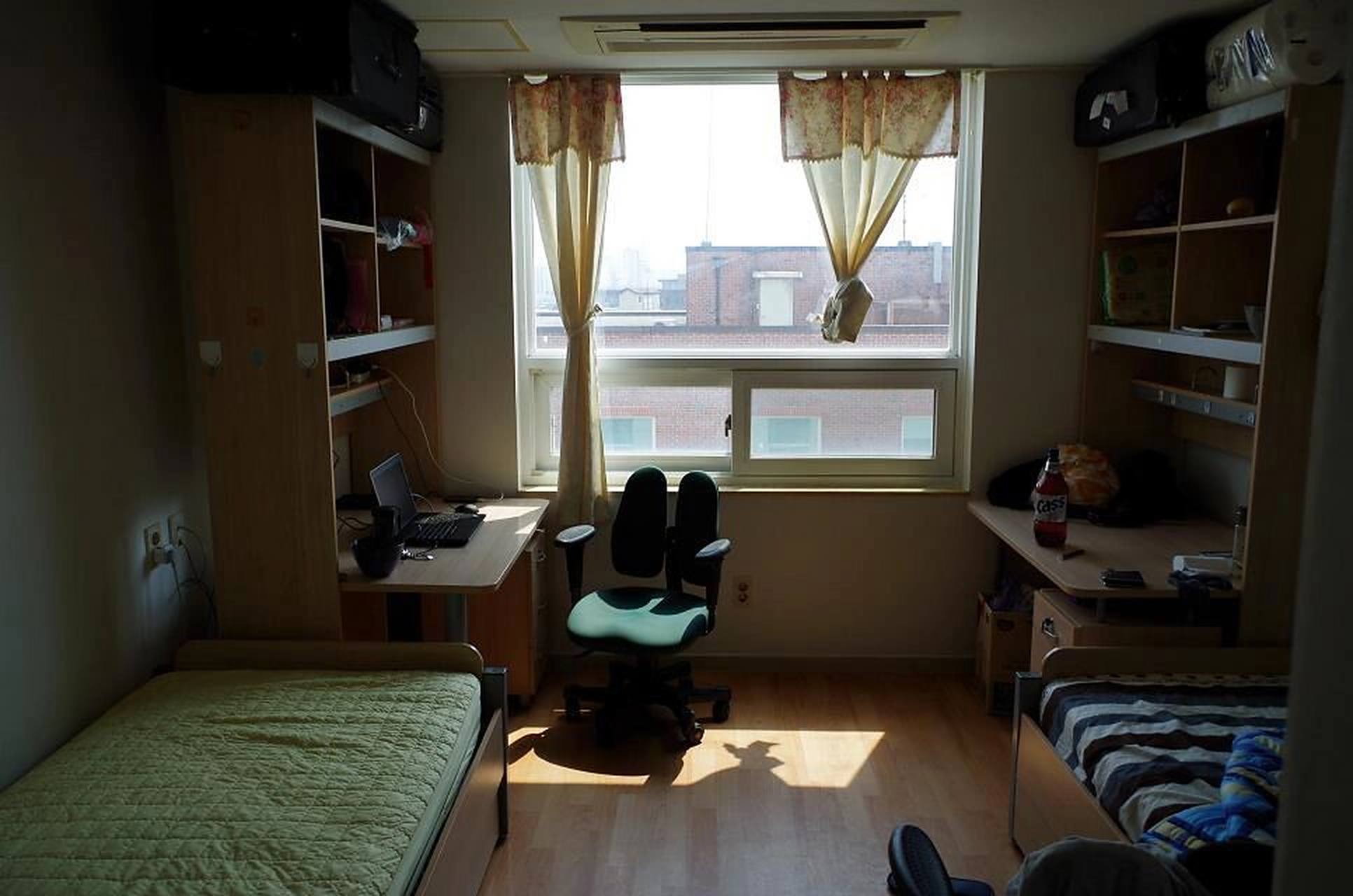 韩国留学之学校宿舍 韩国的大学宿舍多以两人间为主,很少有国内上下铺