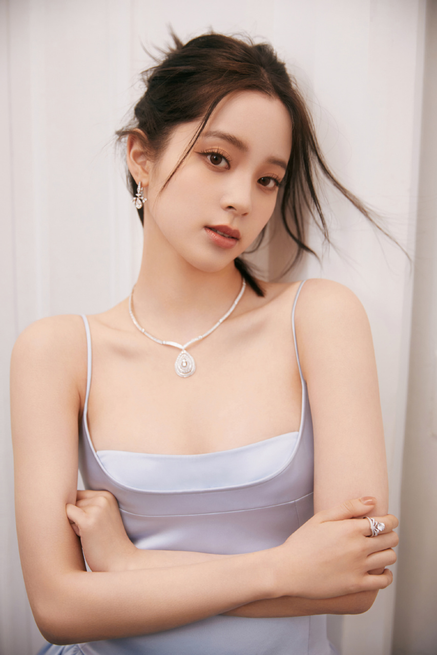 欧阳娜娜淡蓝吊带裙
