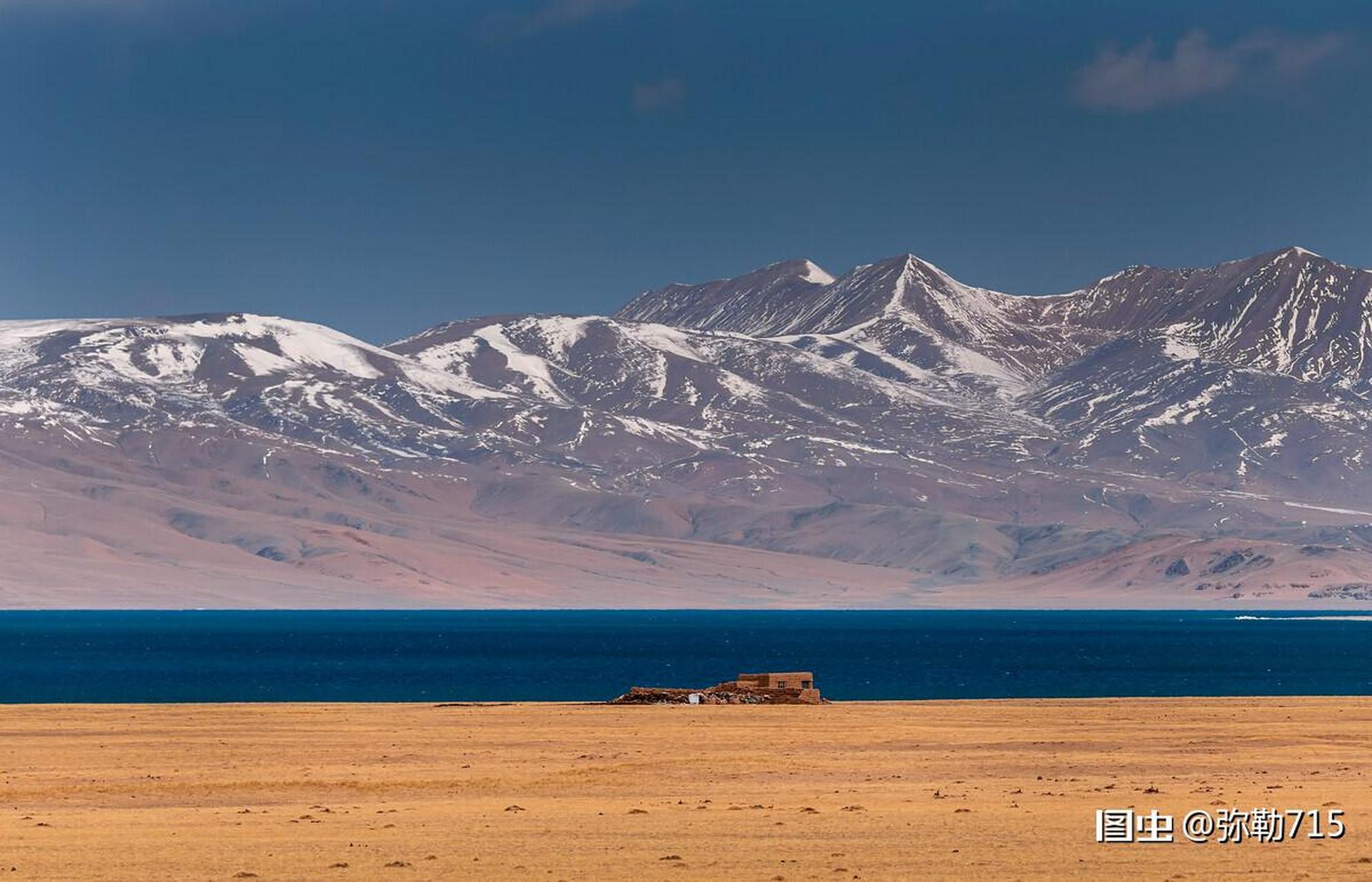蓬措位于西藏那曲班戈县,就在317国道旁的北边,湖面海拔4500米左右