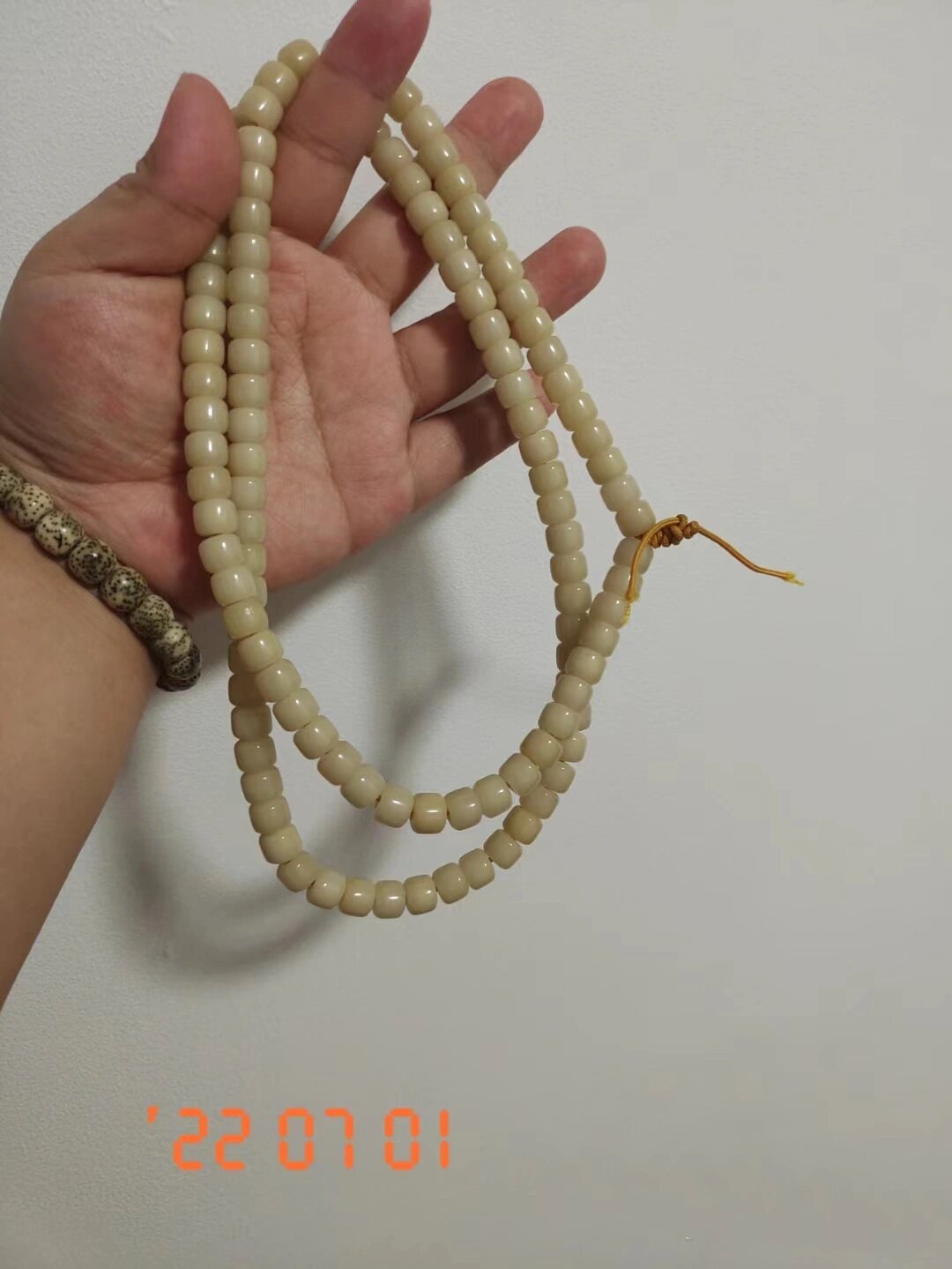 无美颜无滤镜白玉菩提手串的变色过程