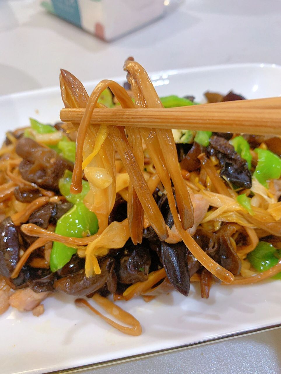 黄花菜木耳炒肉 老公有高血压,我经常会做这道菜给他吃,黄花菜木耳炒