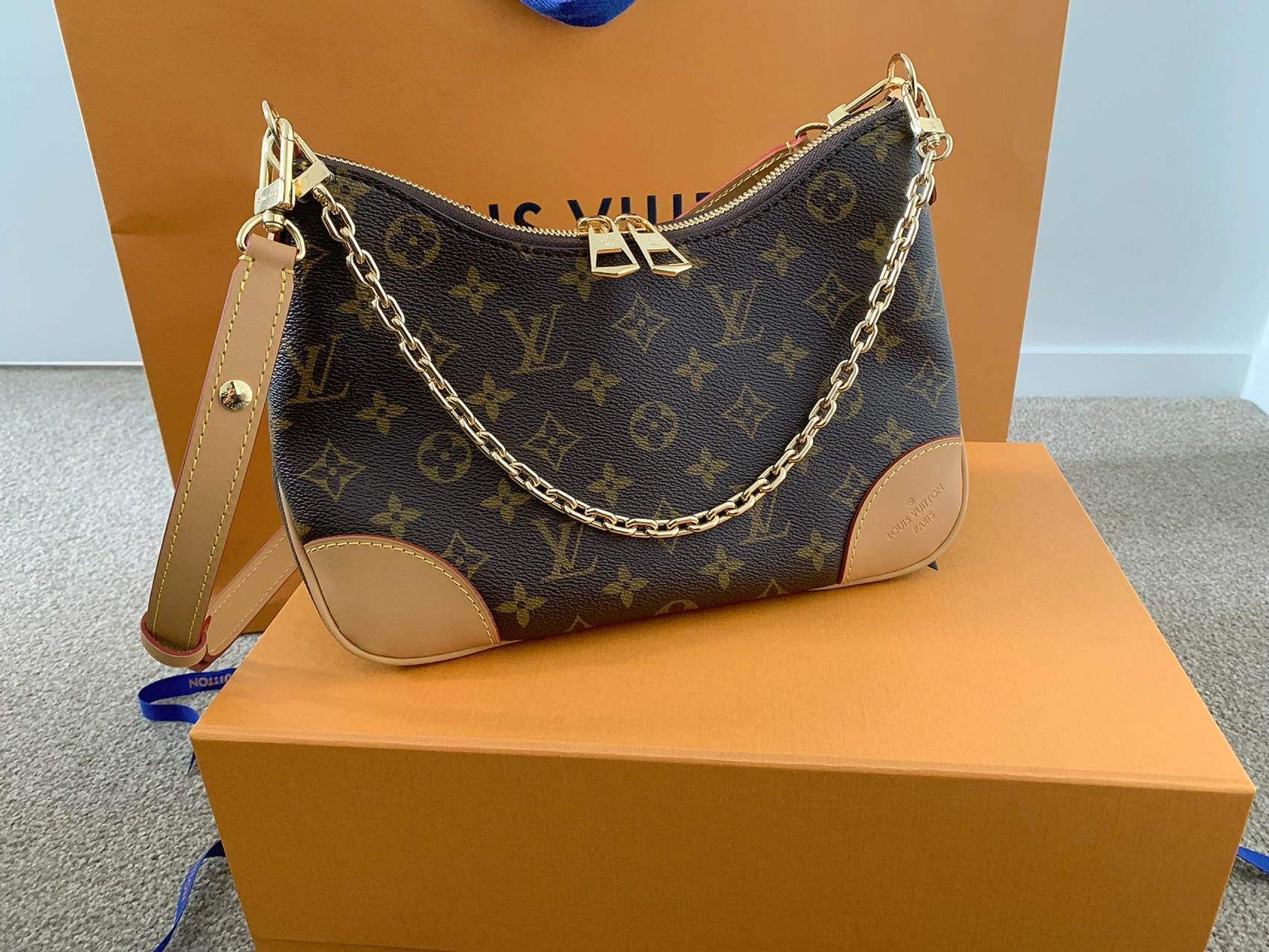 lv牛角包04boulogne 第一款lv包选择了lv牛角包04实物太美啦 好几