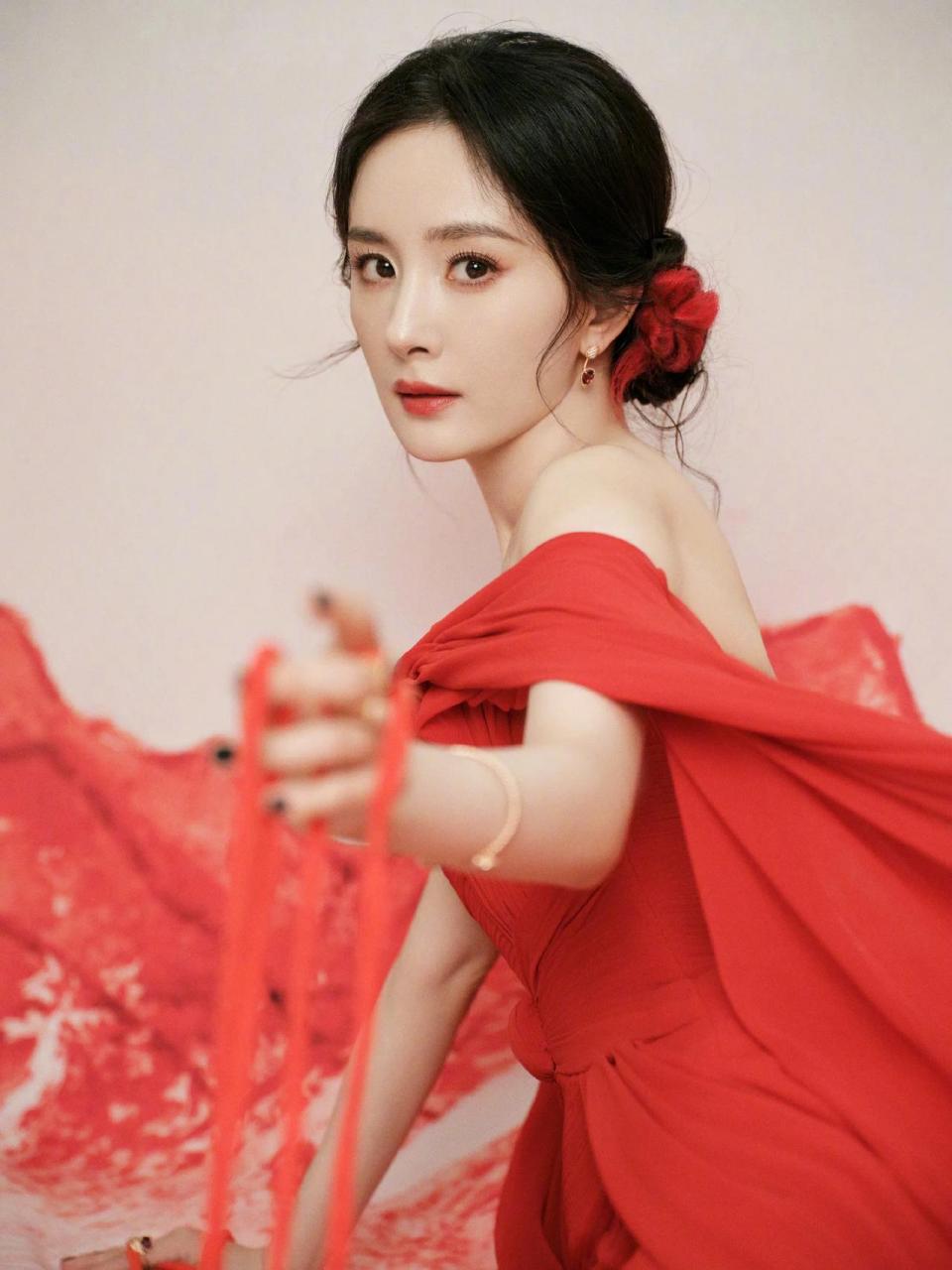 杨幂涂山红红穿红衣太美了!