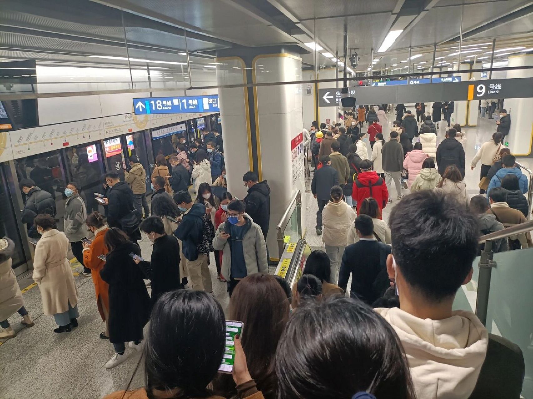 挤遭了 早晚高峰坐地铁的人明显比春节前还多很多,太吓人了,地铁挤