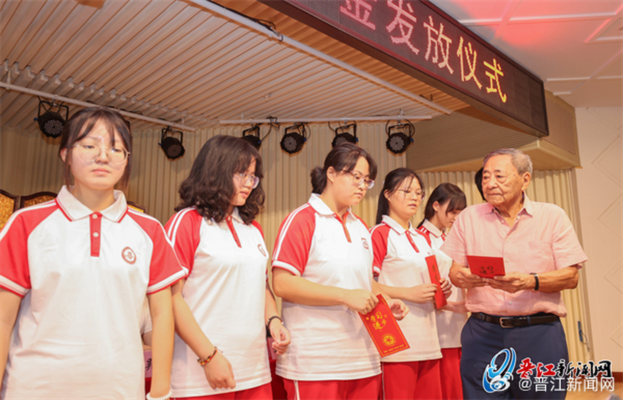 【旅菲侨领陈祖昌为晋江学子发奖学金 "希望更多人上大学,学成后服务