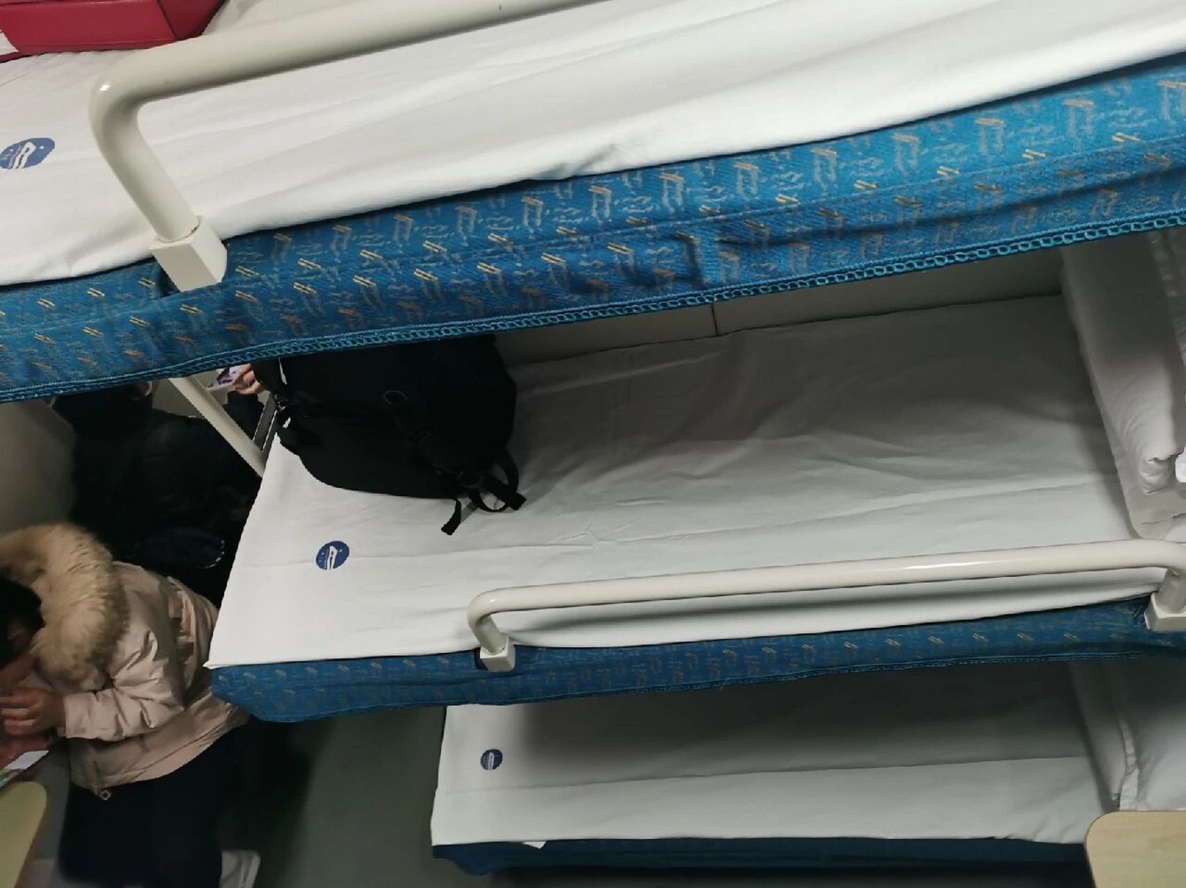 火车硬卧上铺体验 第一次做硬卧,从郑州到北京k180,晚上10点到早上6点