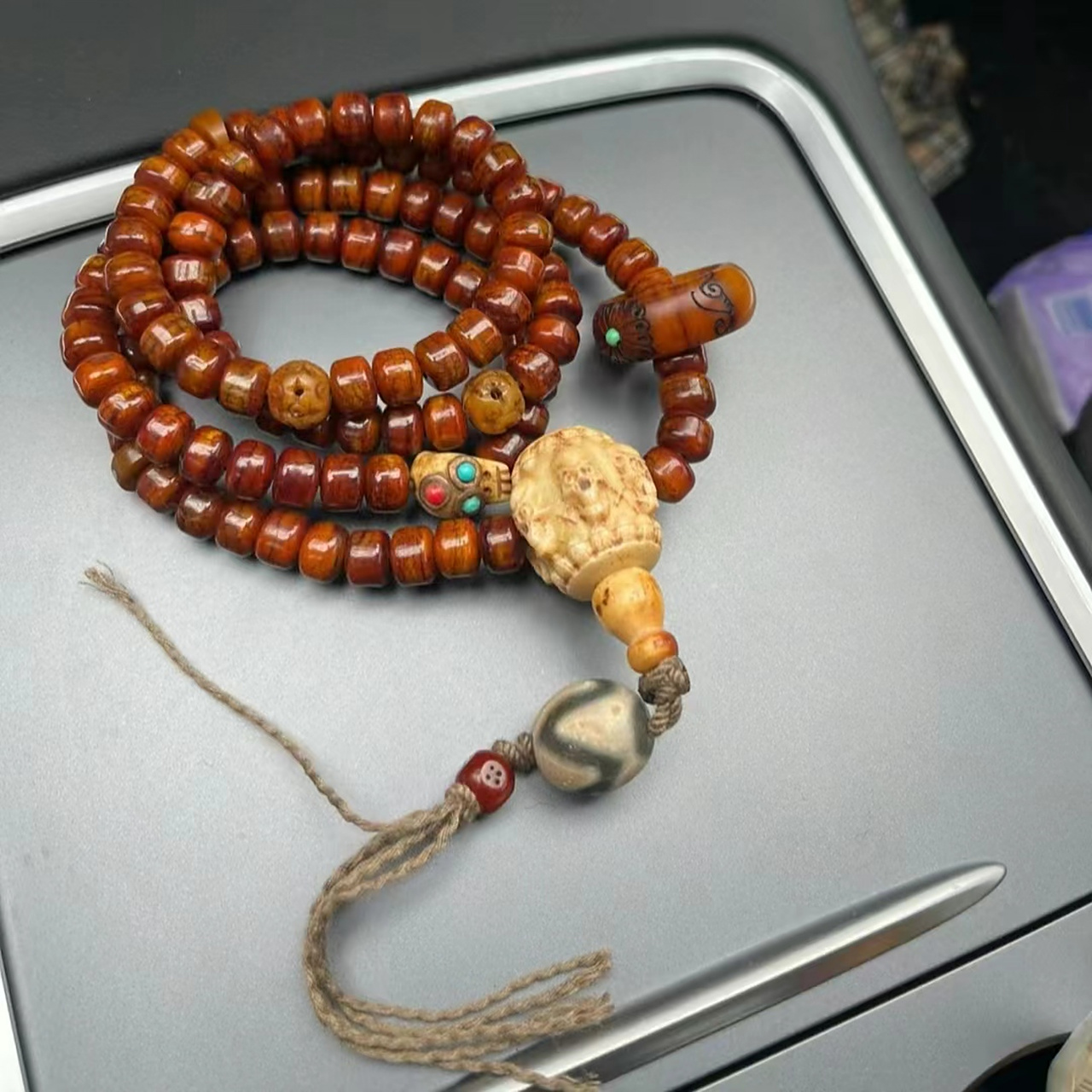 虎骨手串图片 虎骨手串是一种独特的饰品,由虎骨制成,具有深厚的文化