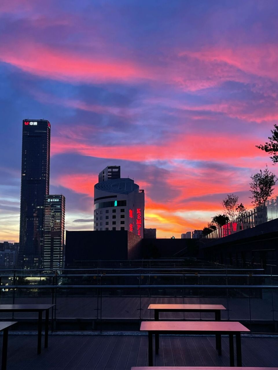 无意中发现了这个新晋网红无边泳池 在海岸城新开的梦航健身房上面