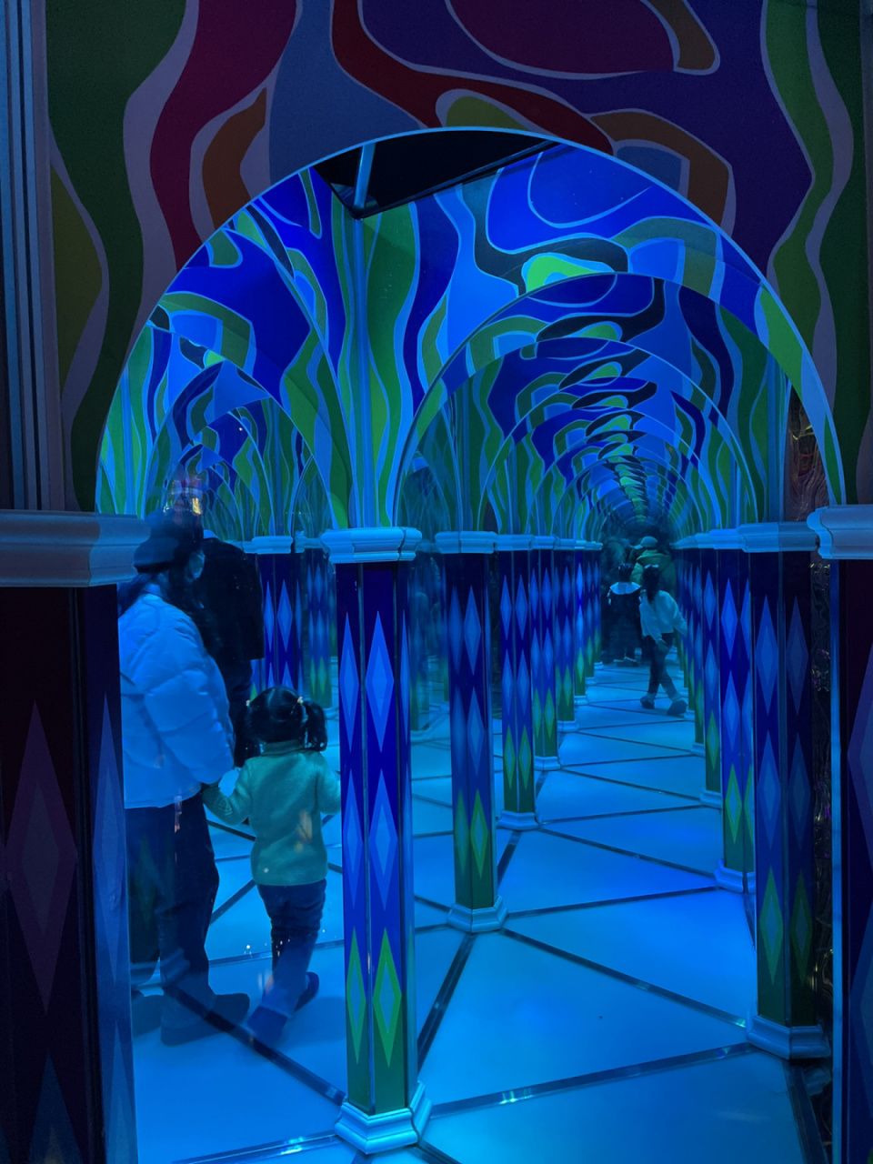 元宇宙幻境空间 一个饱受争议的地方,浏览点几乎都在图片上,的确很小