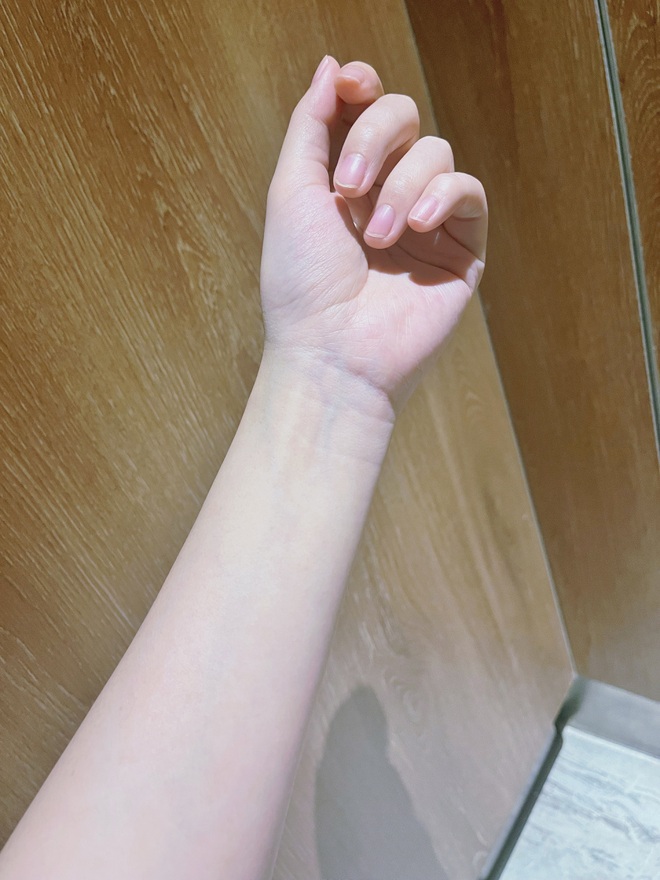 长得白,一开始还以为是商业互吹,闲来无事一看手臂连血管都清晰可见