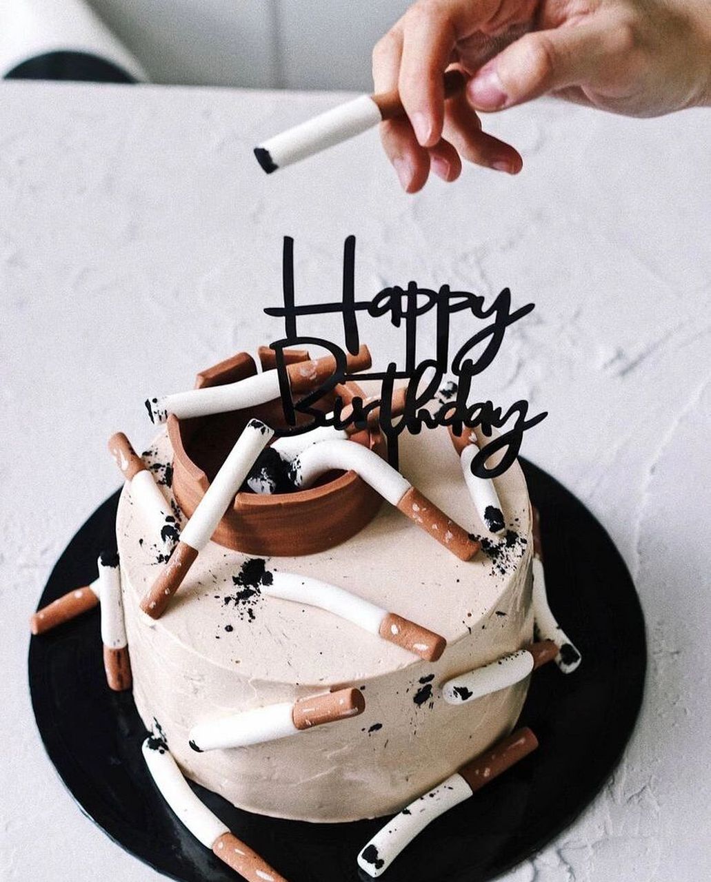 蛋糕上面放烟图片图片