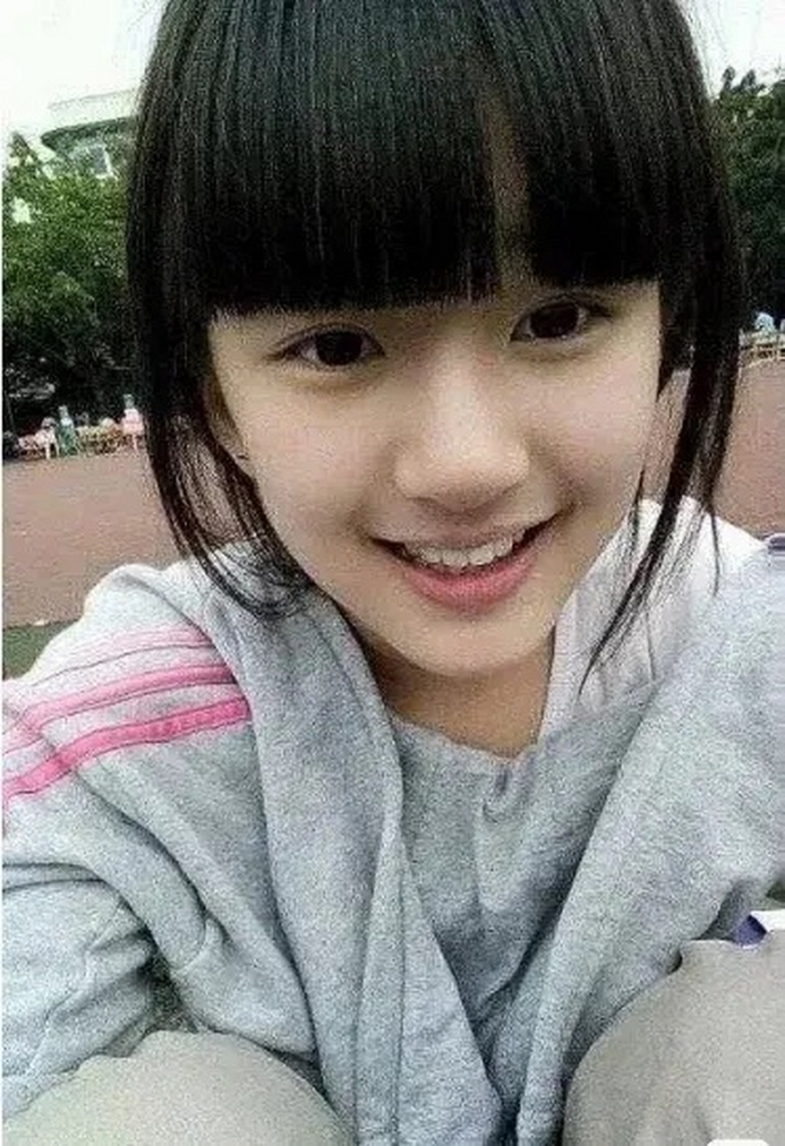 学生时代的照片后,发现露思竟然长残了,之前是瓜子脸,现在是西瓜脸