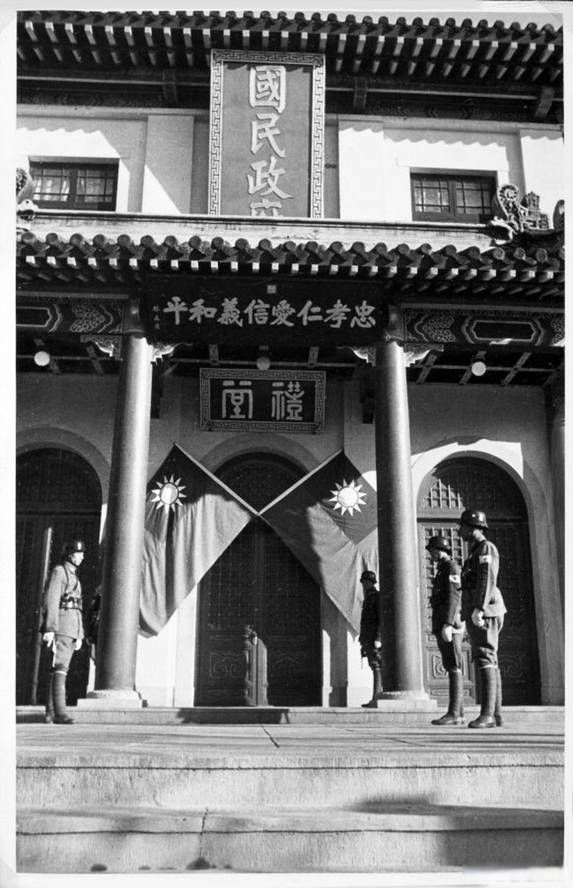 1940年,伪南京政府礼堂大门.原片说明是中日两国卫兵守卫.