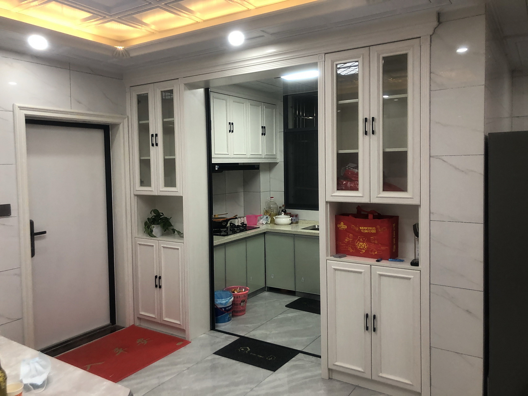 请木工师傅做的, 请木工师傅做的,厨房隔断做双侧酒柜设计的效果图,有