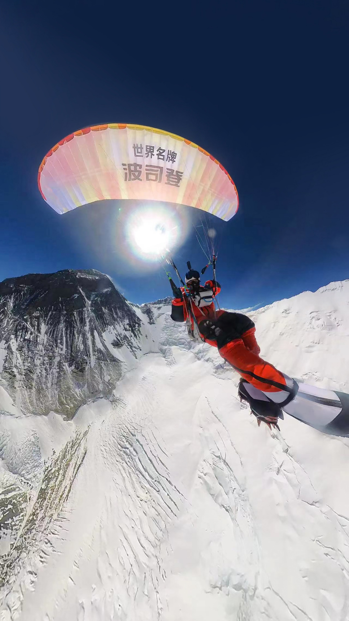5月18日,波司登珠峰登山队成功飞跃珠峰,无畏严寒,开创了国人在珠峰